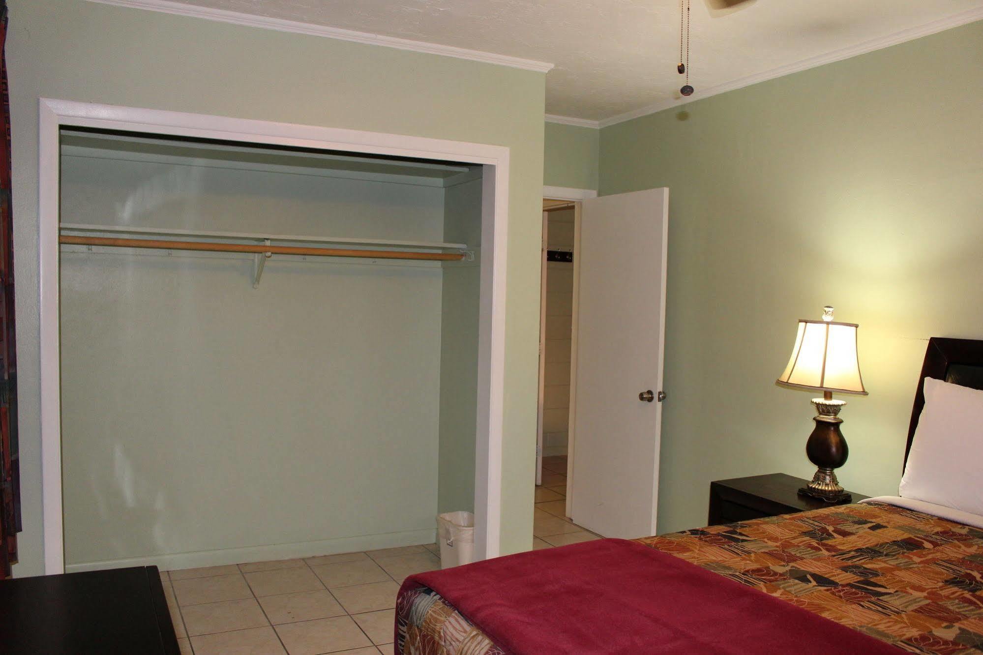 Sunshine & Venice, Florida Motel