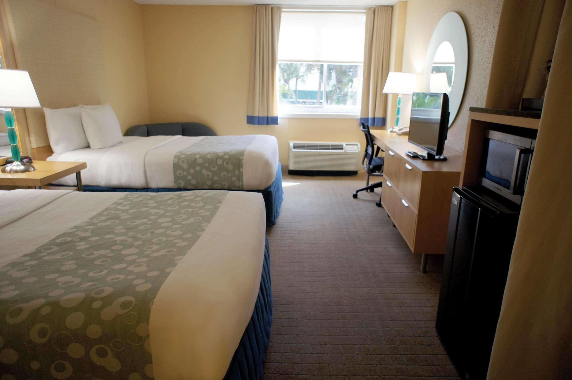 La Quinta I-95 Deerfield - Next To The Depot & Behind The Wawa Hotel 3*
