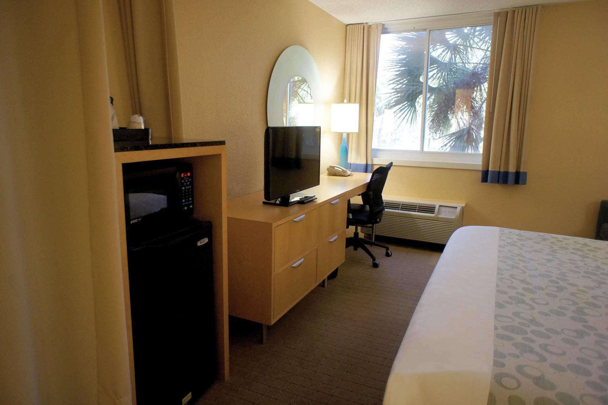 La Quinta I-95 Deerfield - Next To The Depot & Behind The Wawa 3*
