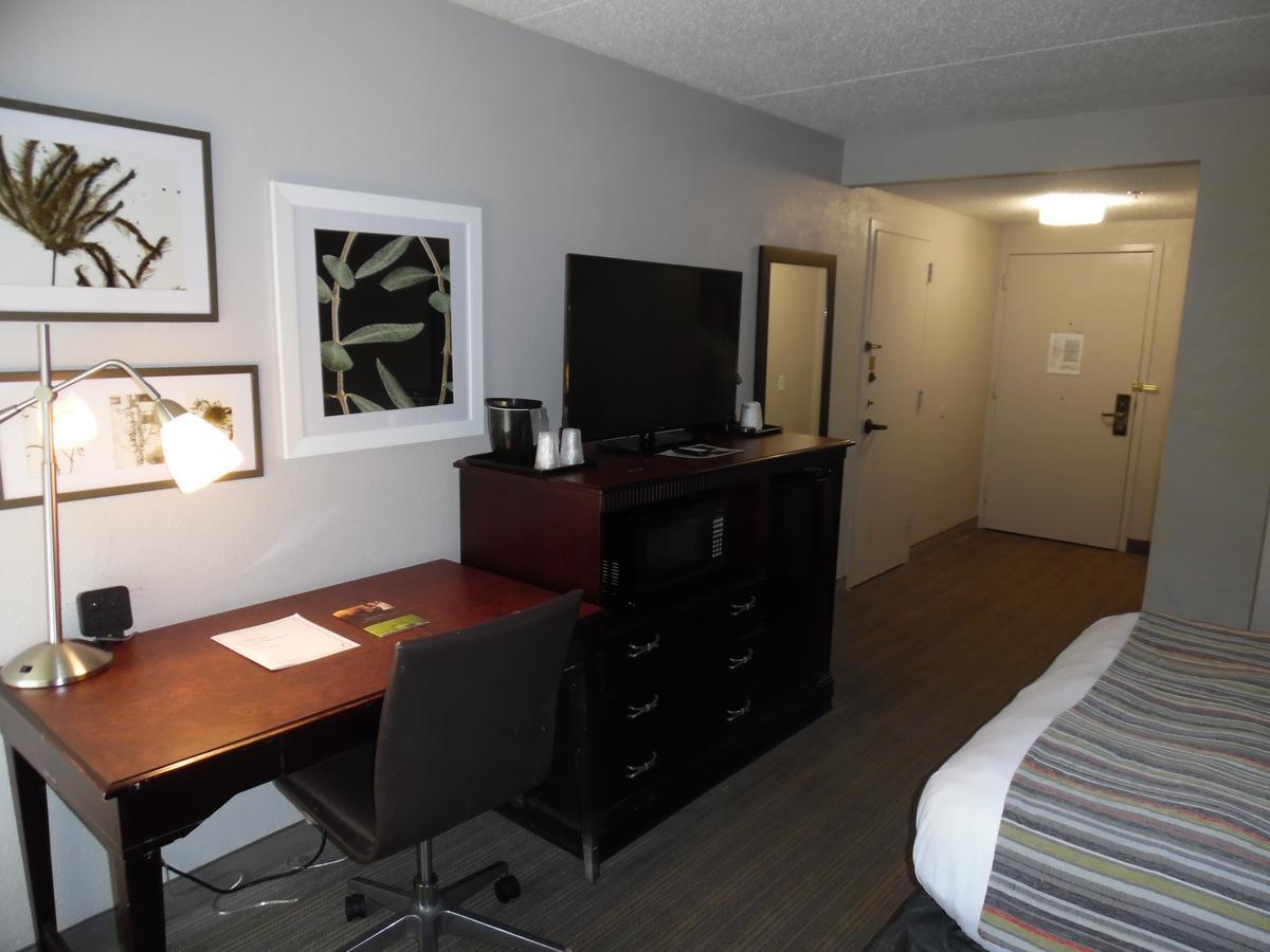 Hotel Country & By Radisson, I-95 South, Fl 3*