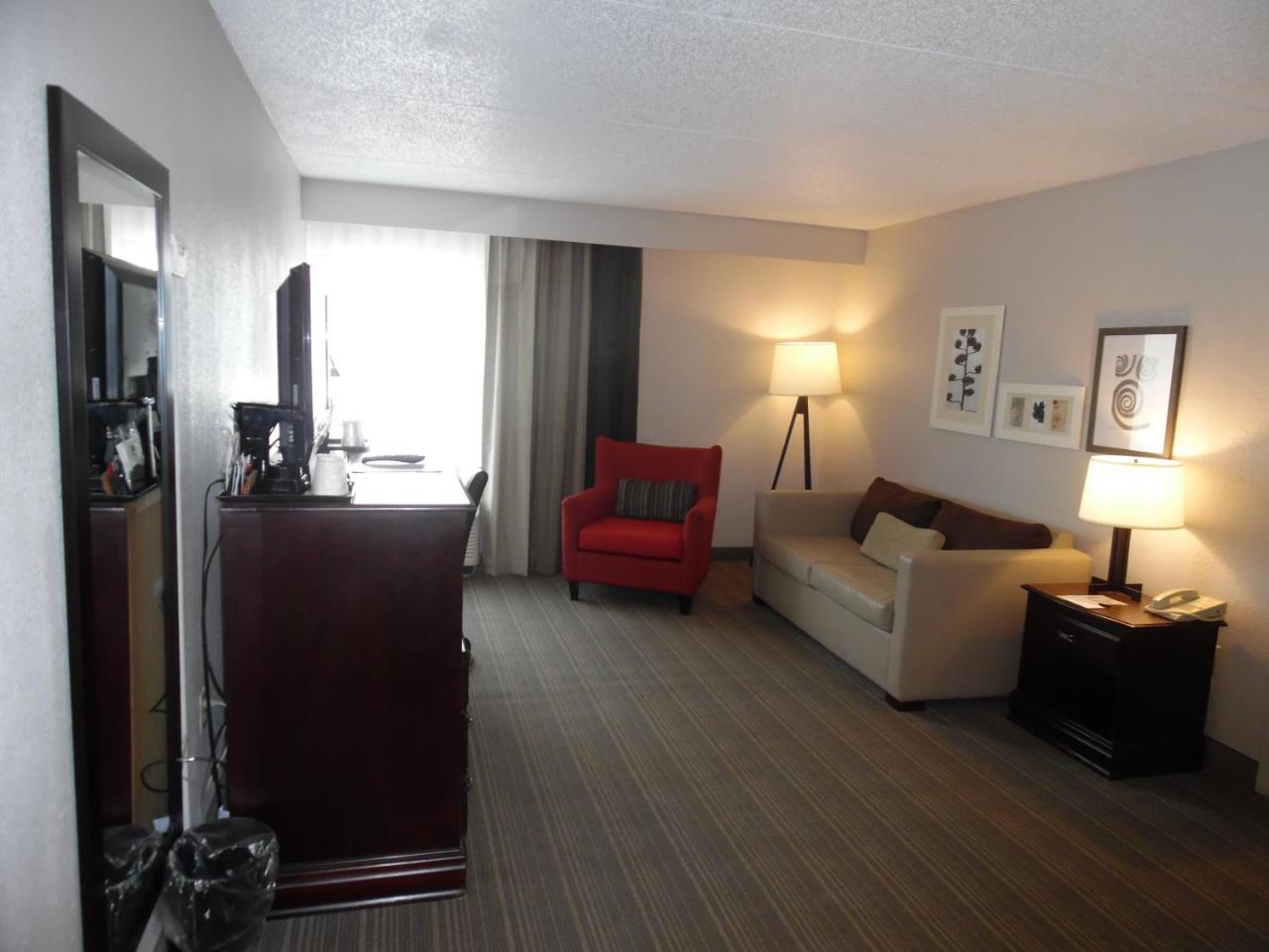Country & By Radisson, I-95 South, Fl 3*
