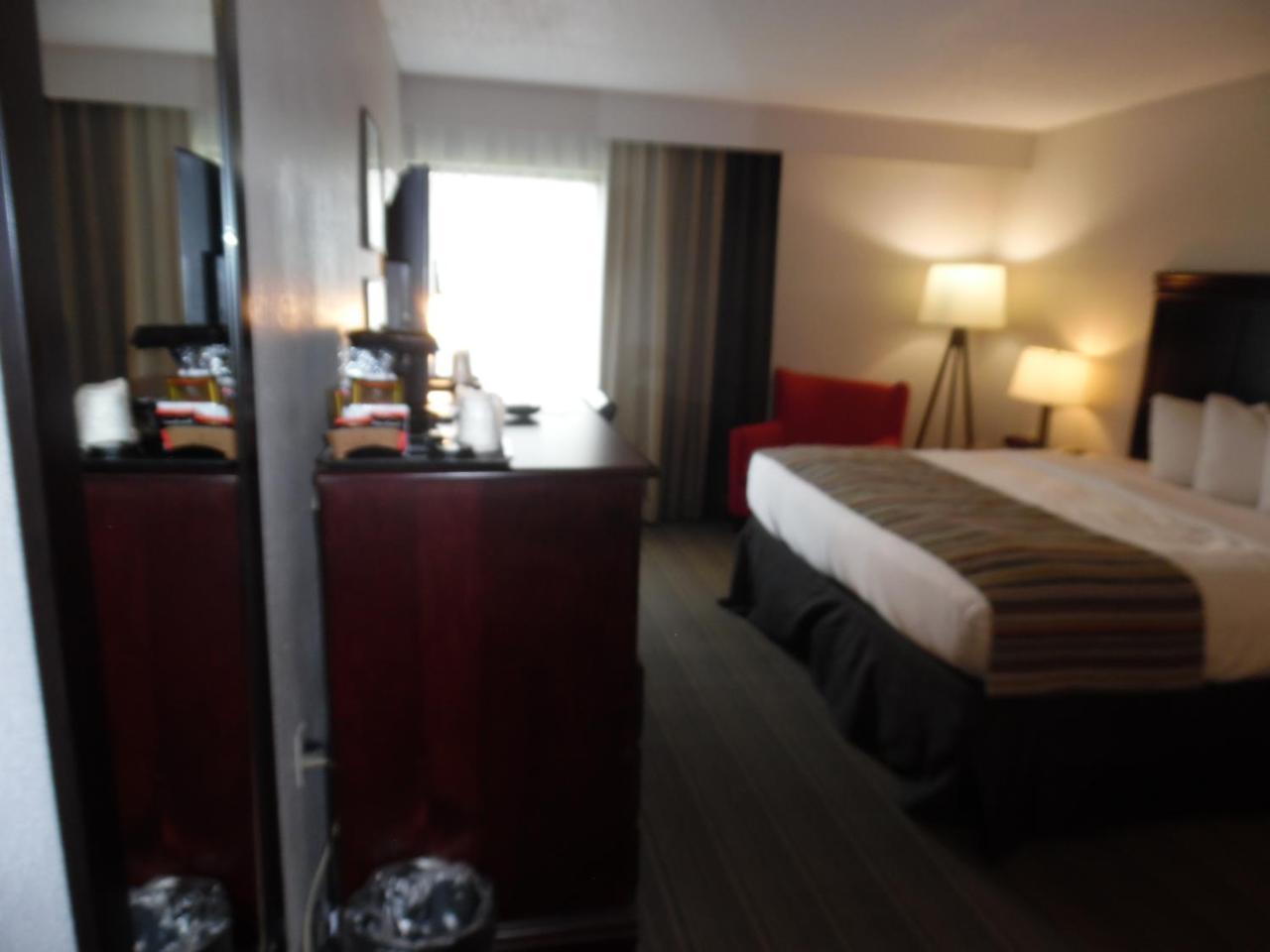 Country & By Radisson, I-95 South, Fl 3*