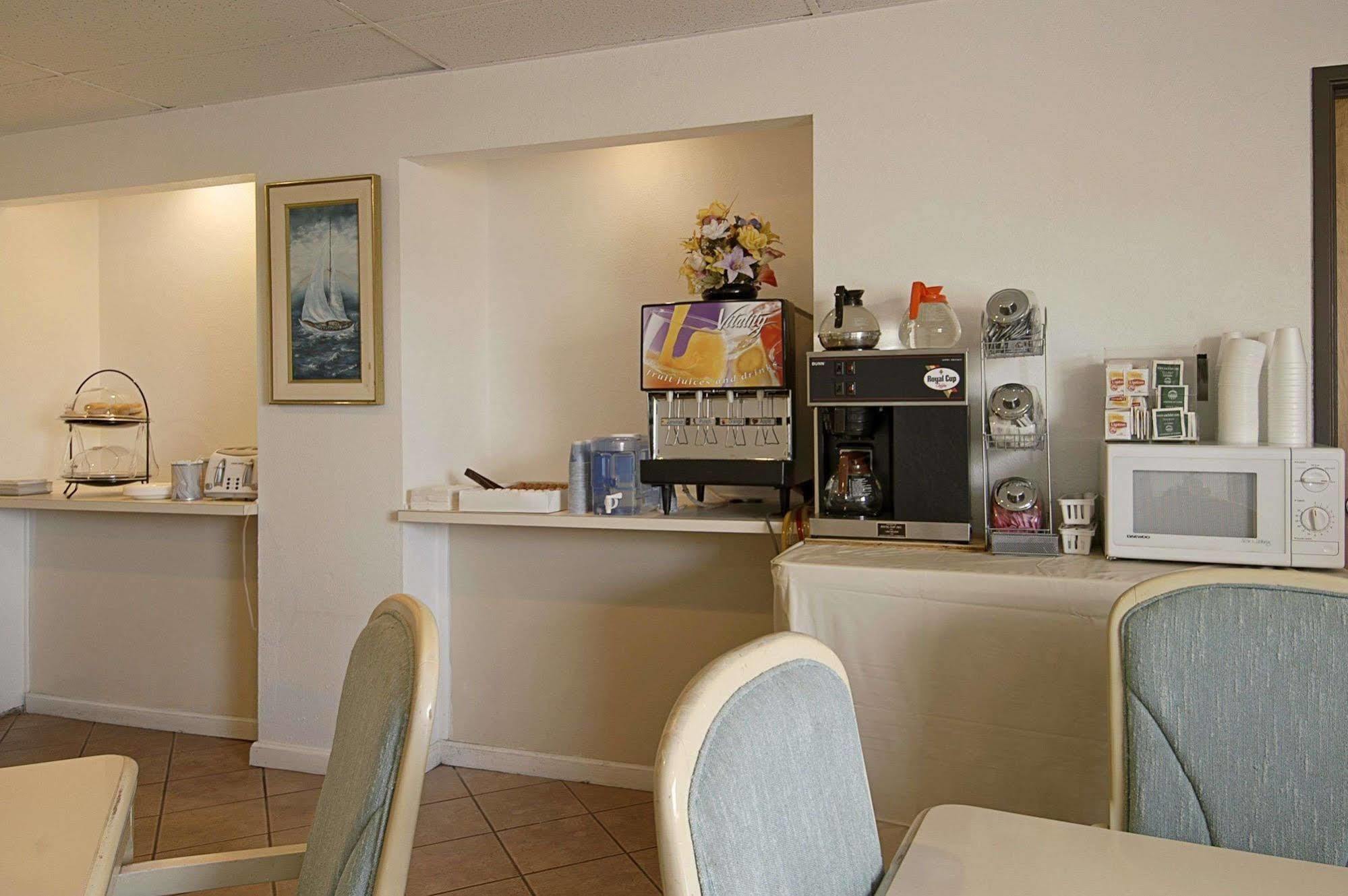 Hotel Super 8 By Wyndham Pompano 2*