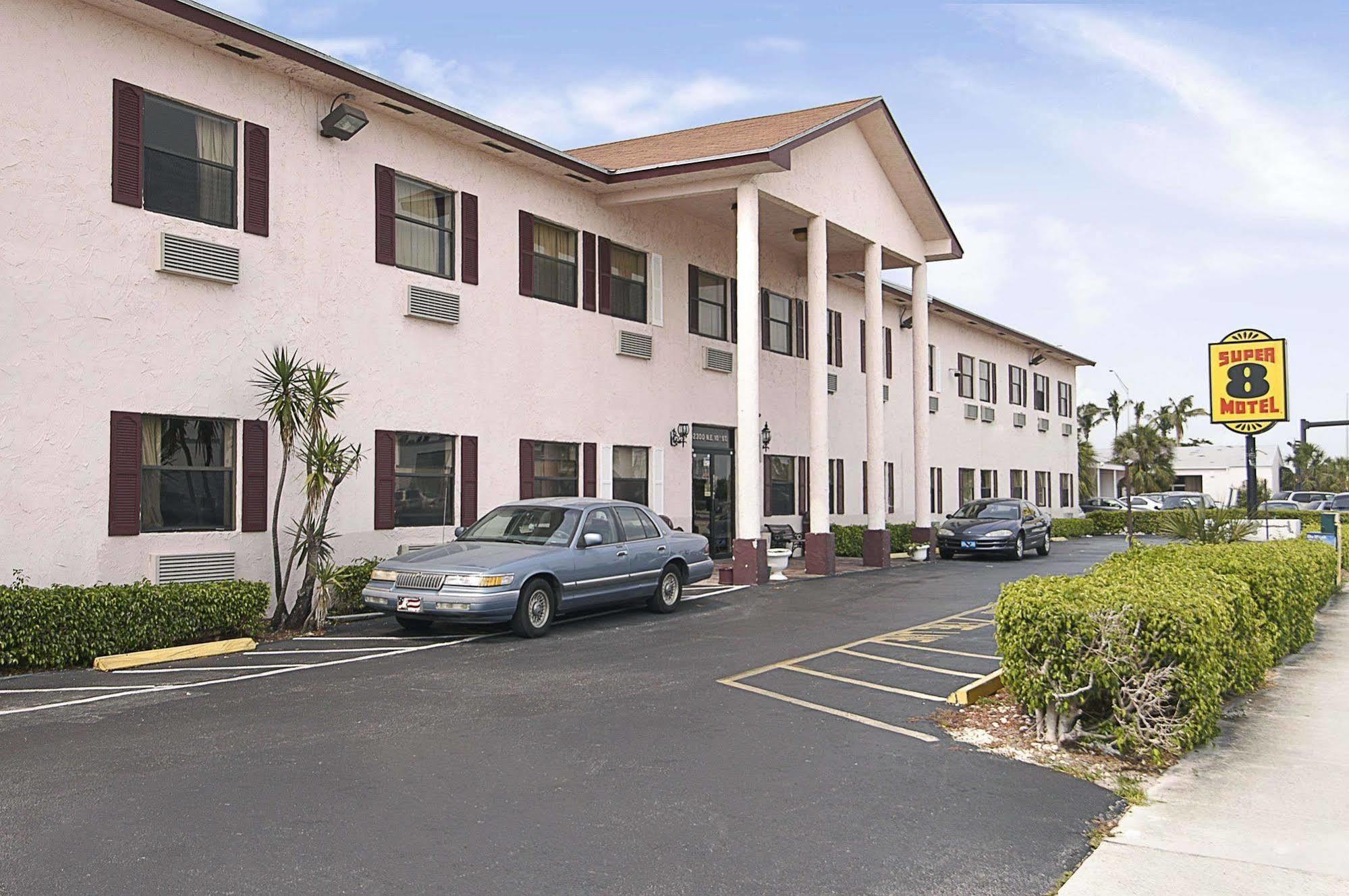 Super 8 By Wyndham Pompano Hotel 2*