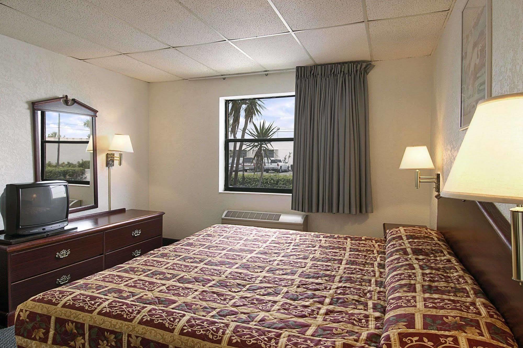 Super 8 By Wyndham Pompano 2*