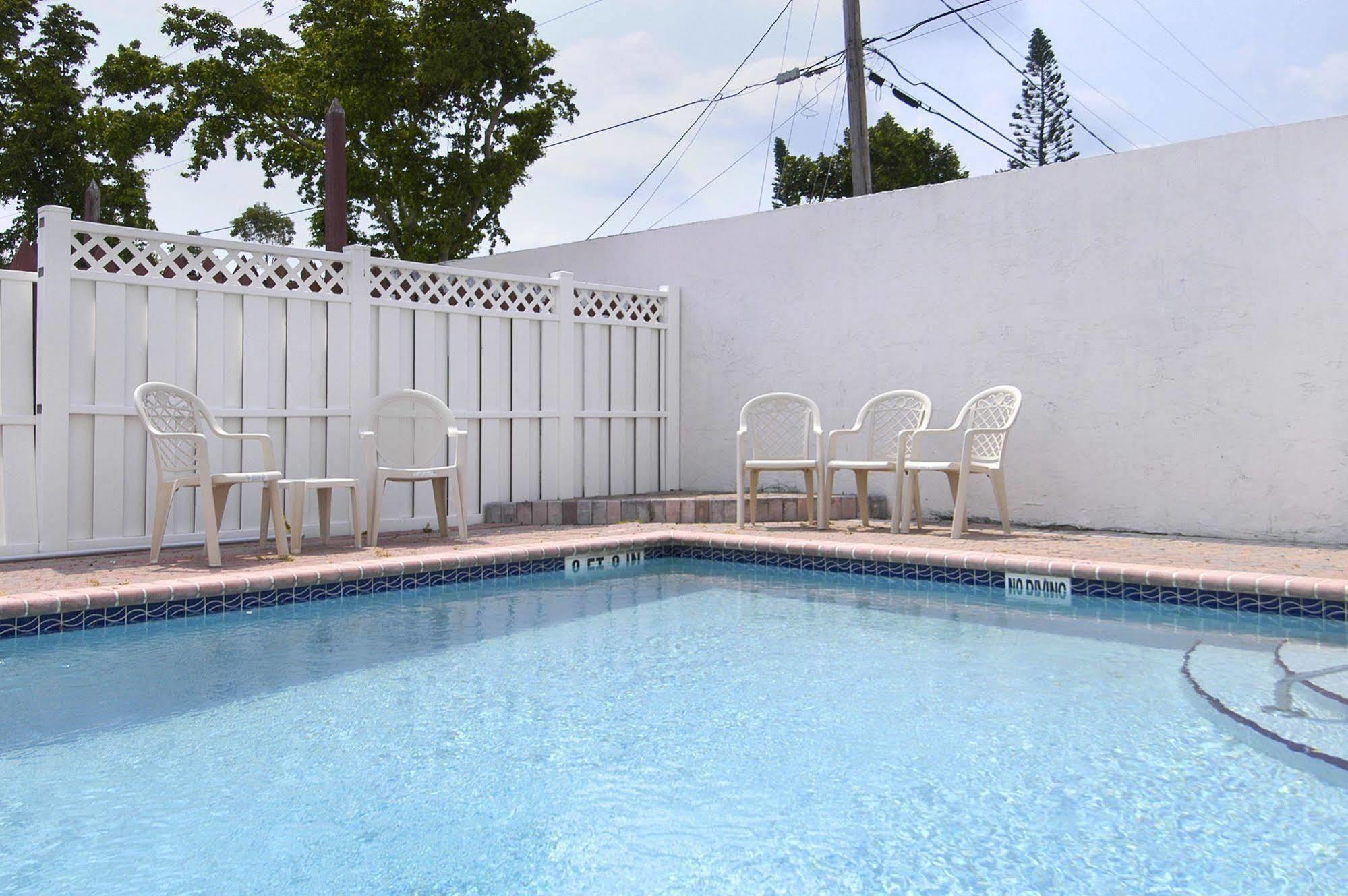 Hotel Super 8 By Wyndham Pompano 2*
