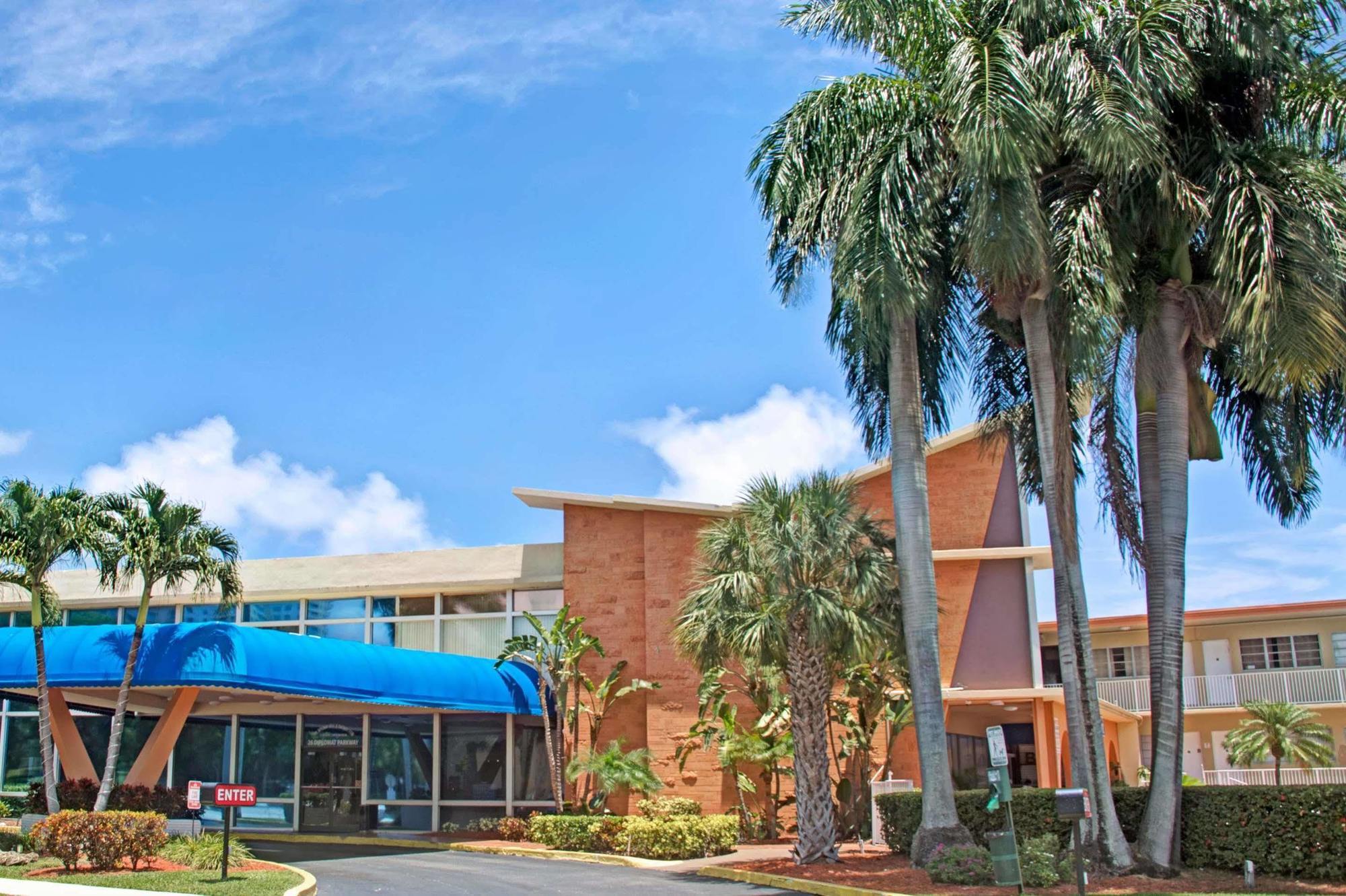 Knights Hallandale 2*