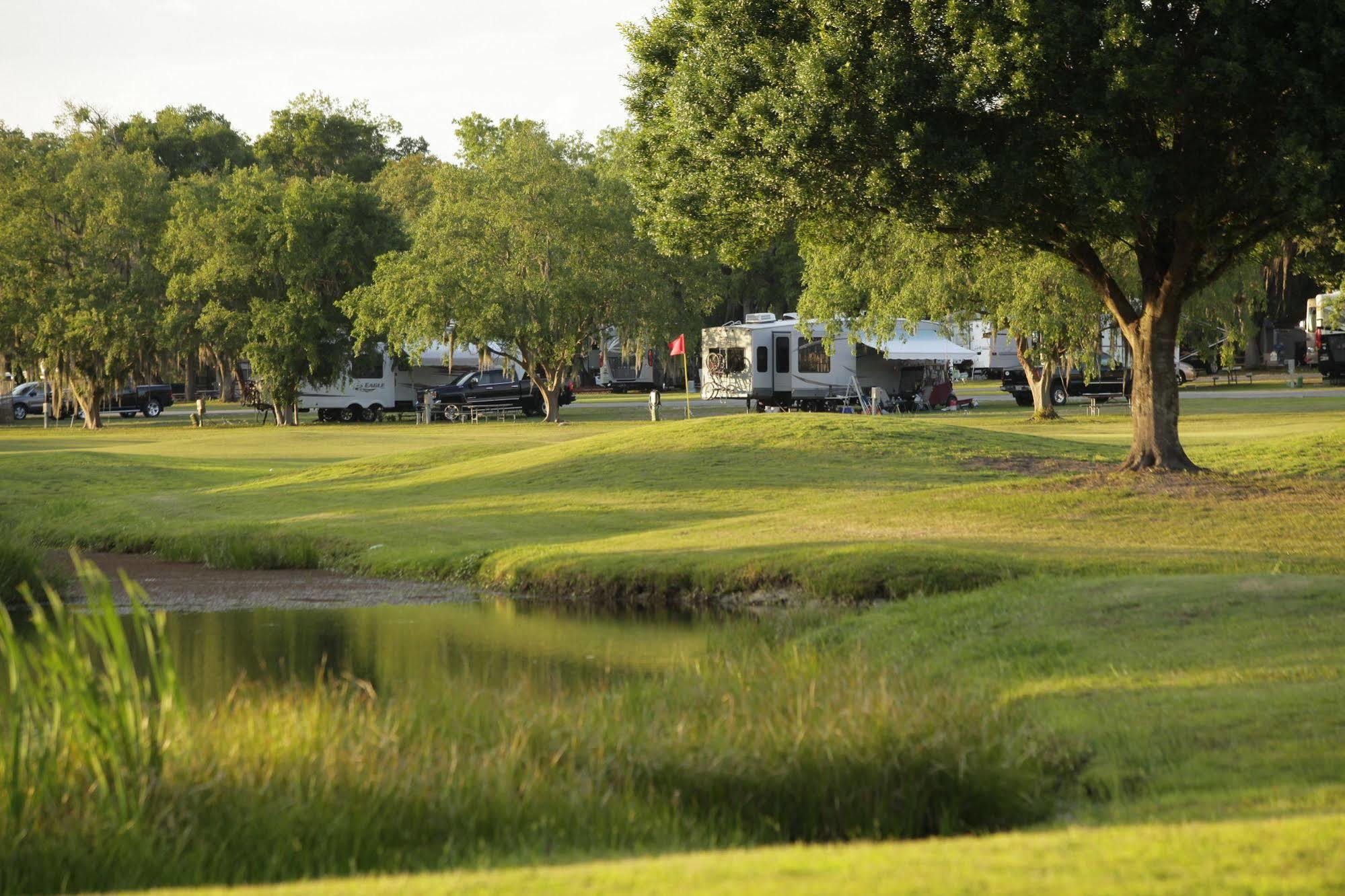 Hotel Clerbrook Golf & Rv Caravan Park
