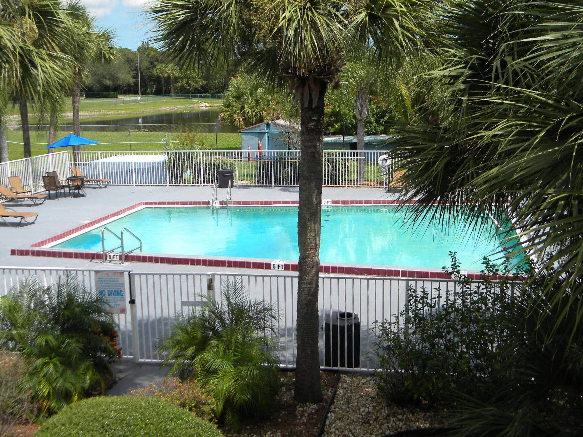 Days By Wyndham Daytona Speedway Hotel
