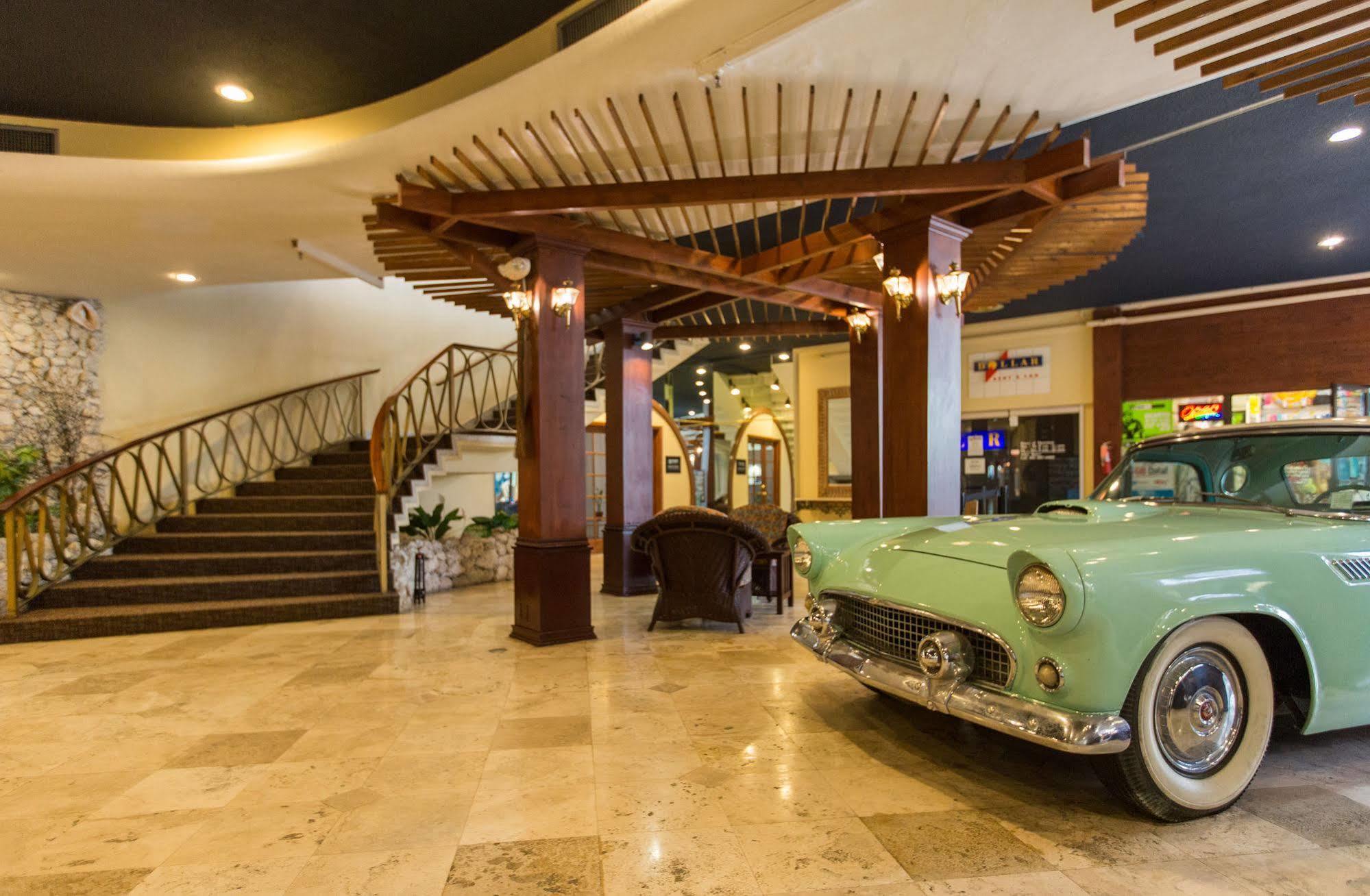 Thunderbird Hotel 2*