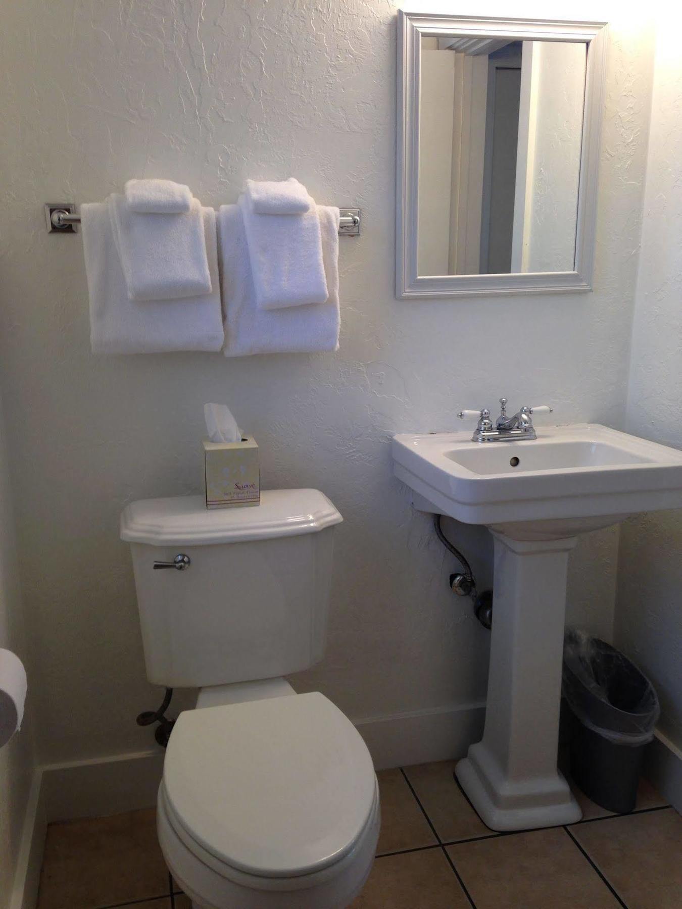 Cheston House - Clothing Optional Male Hotel 3*