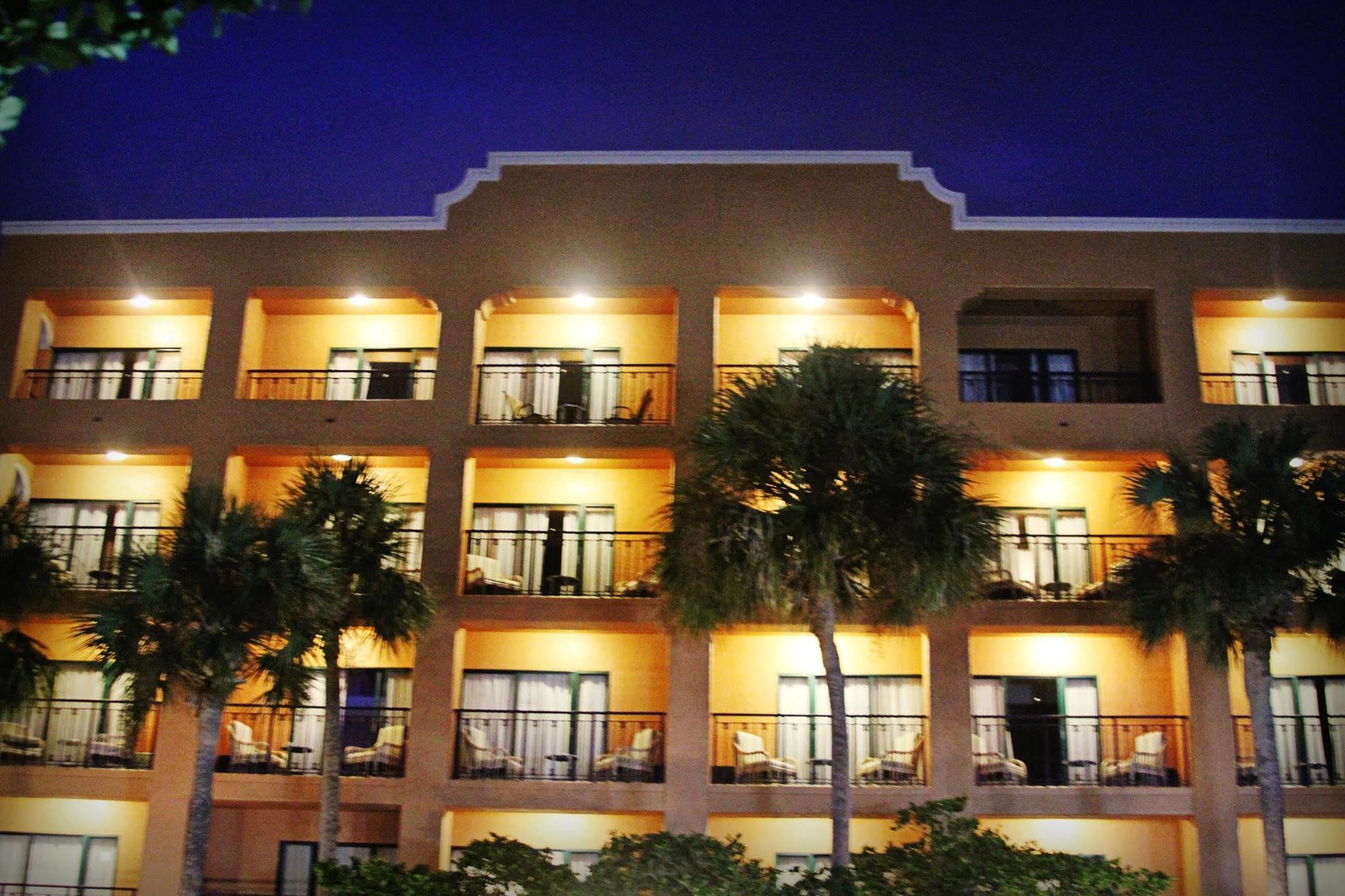 Ramada By Wyndham Downtown 3*