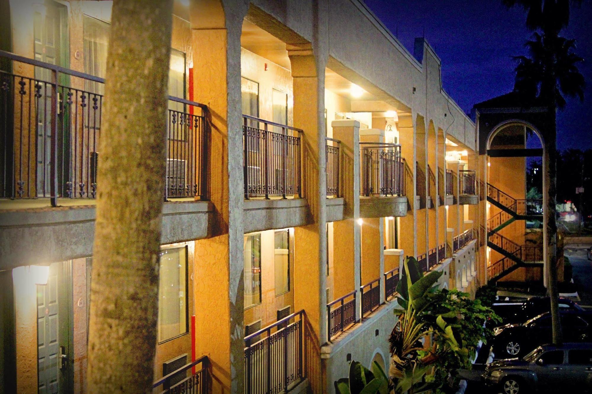 Ramada By Wyndham Downtown 3*