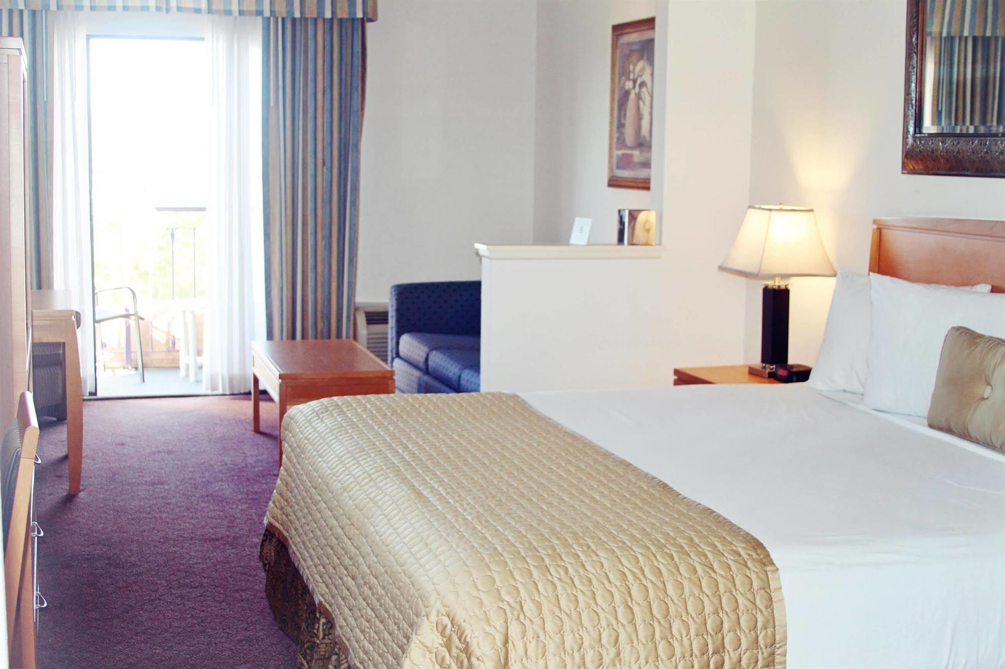 Ramada By Wyndham Downtown Hotel 3*