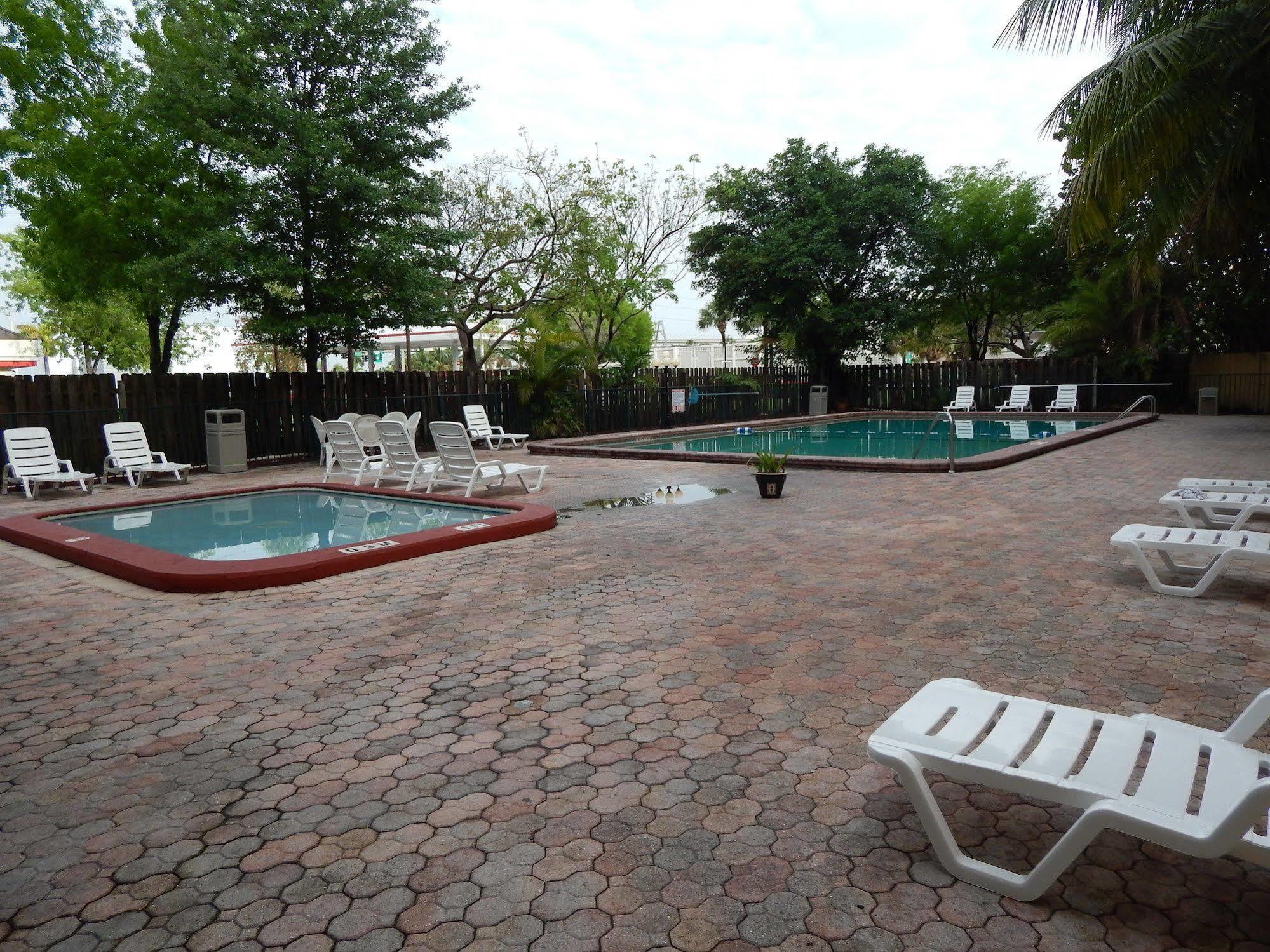 North Miami Gardens & (adults Only) 2*