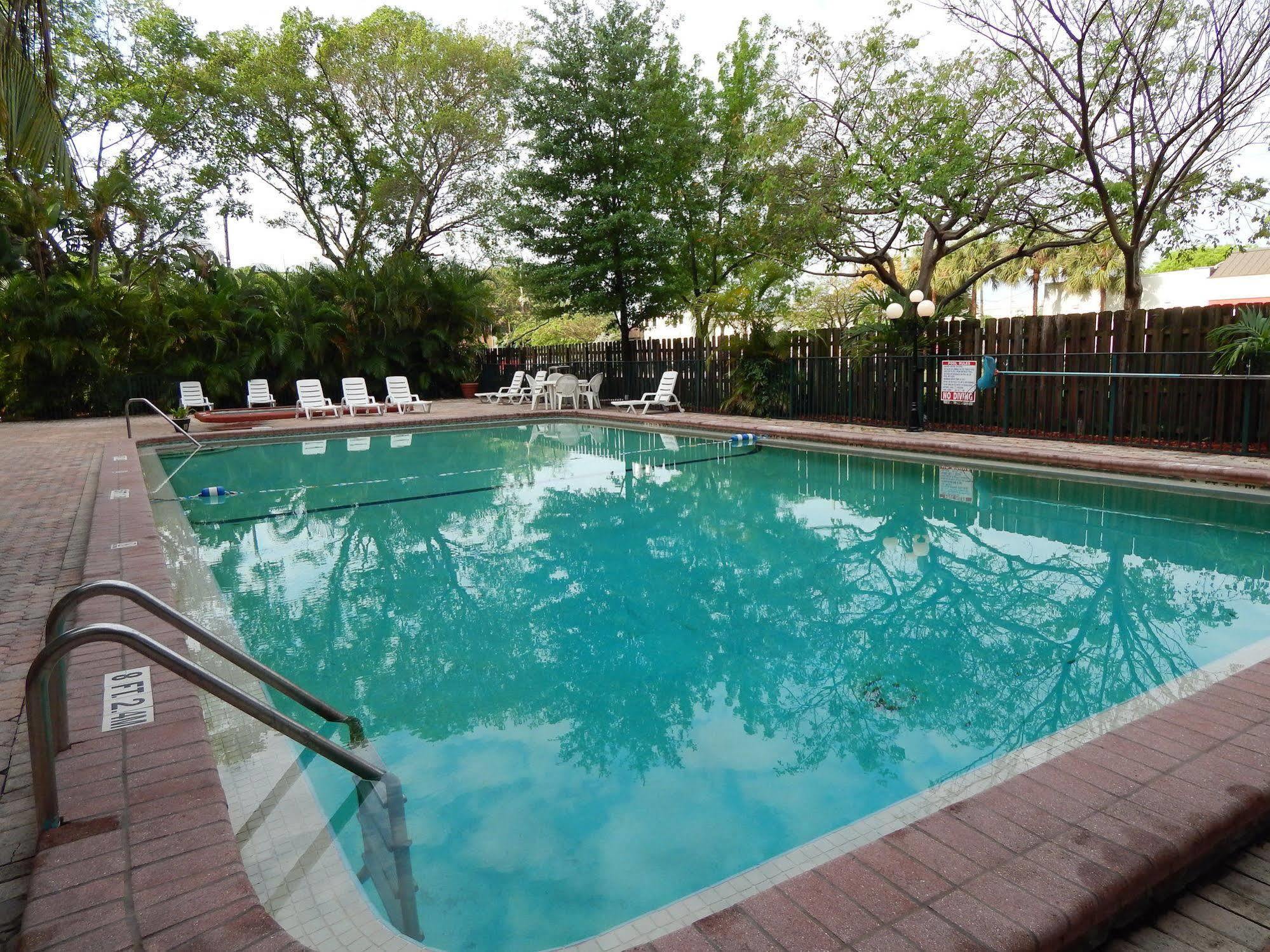 Hotel North Miami Gardens & (adults Only) 2*