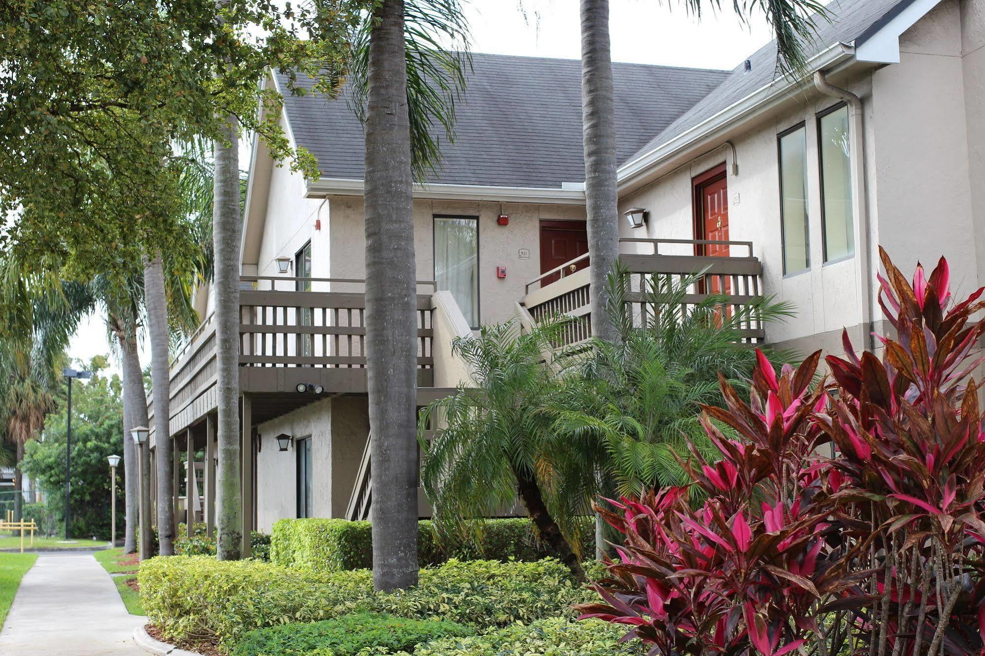 & Miami Airport West 3*