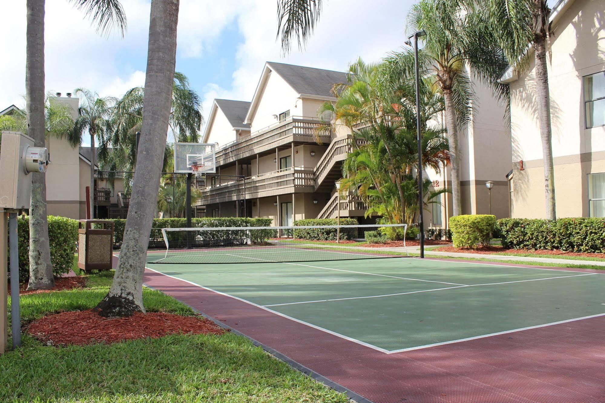 Hotel & Miami Airport West Doral