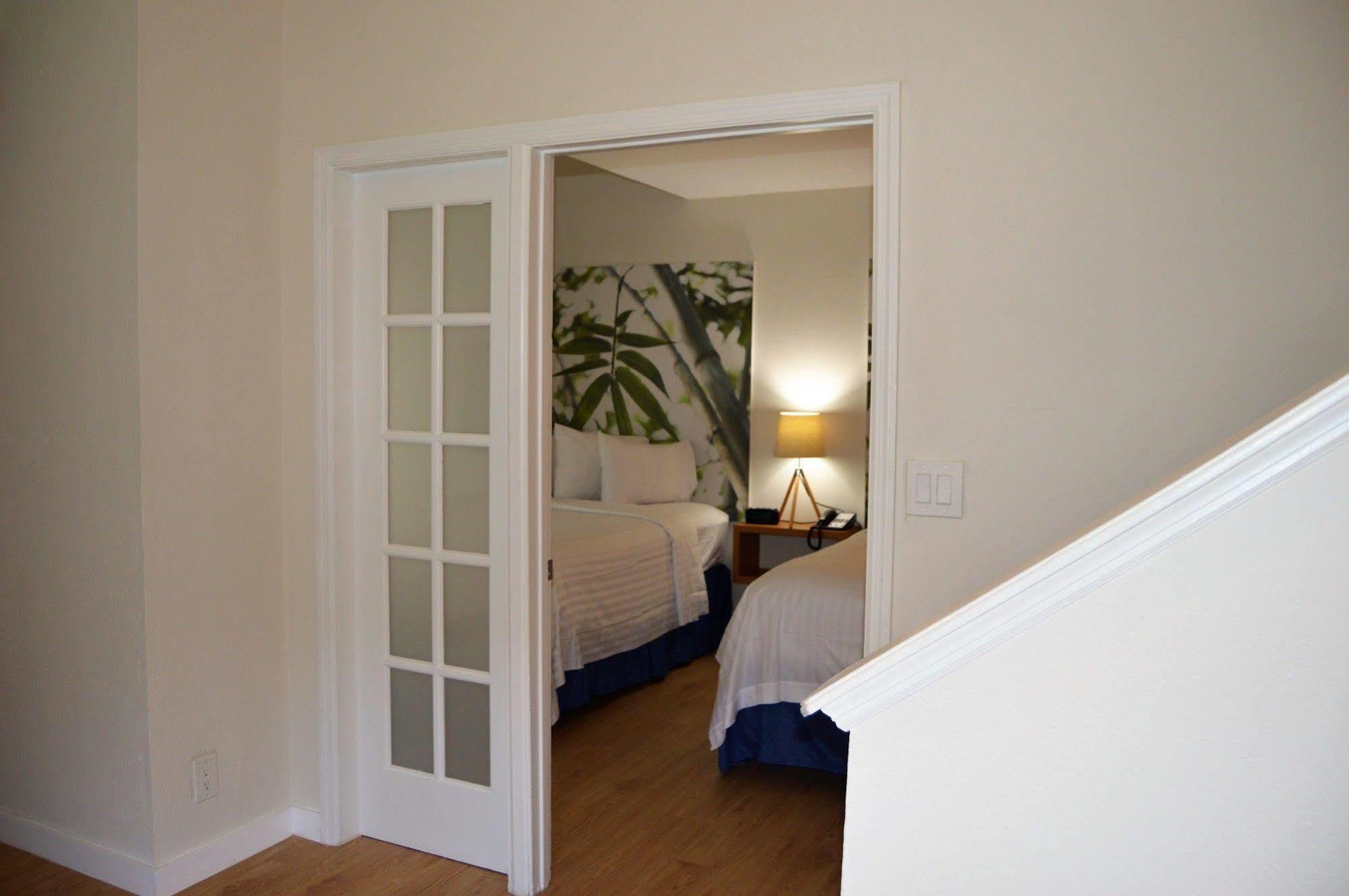 Hotel & Miami Airport West 3*