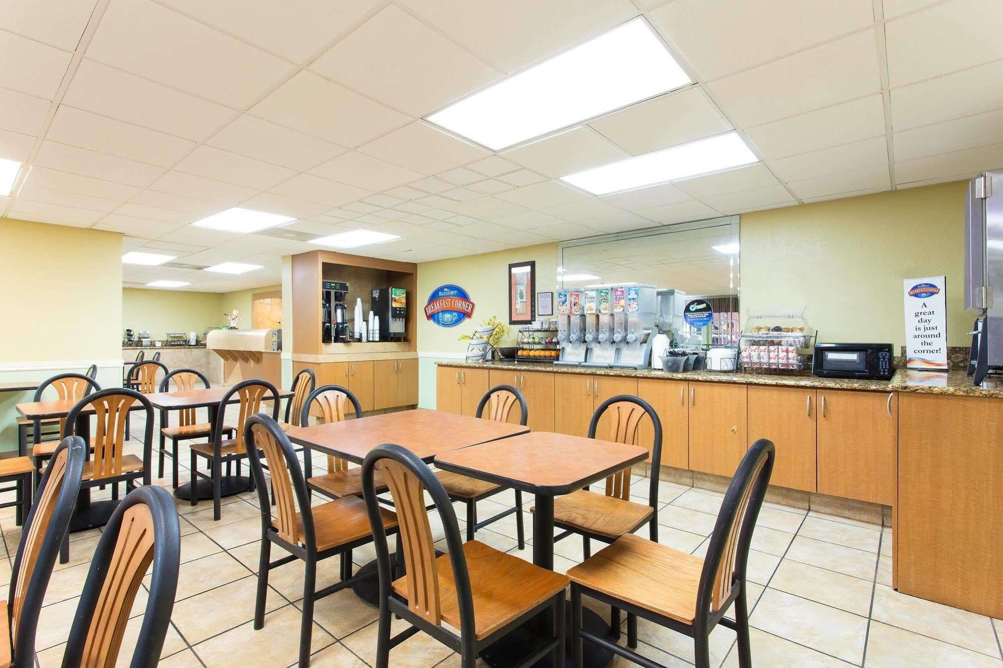 Hotel Baymont By Wyndham Near Busch Gardens