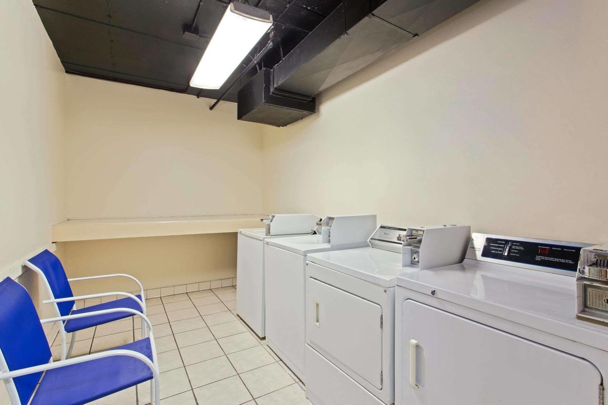Hotel Baymont By Wyndham Near Busch Gardens Tampa