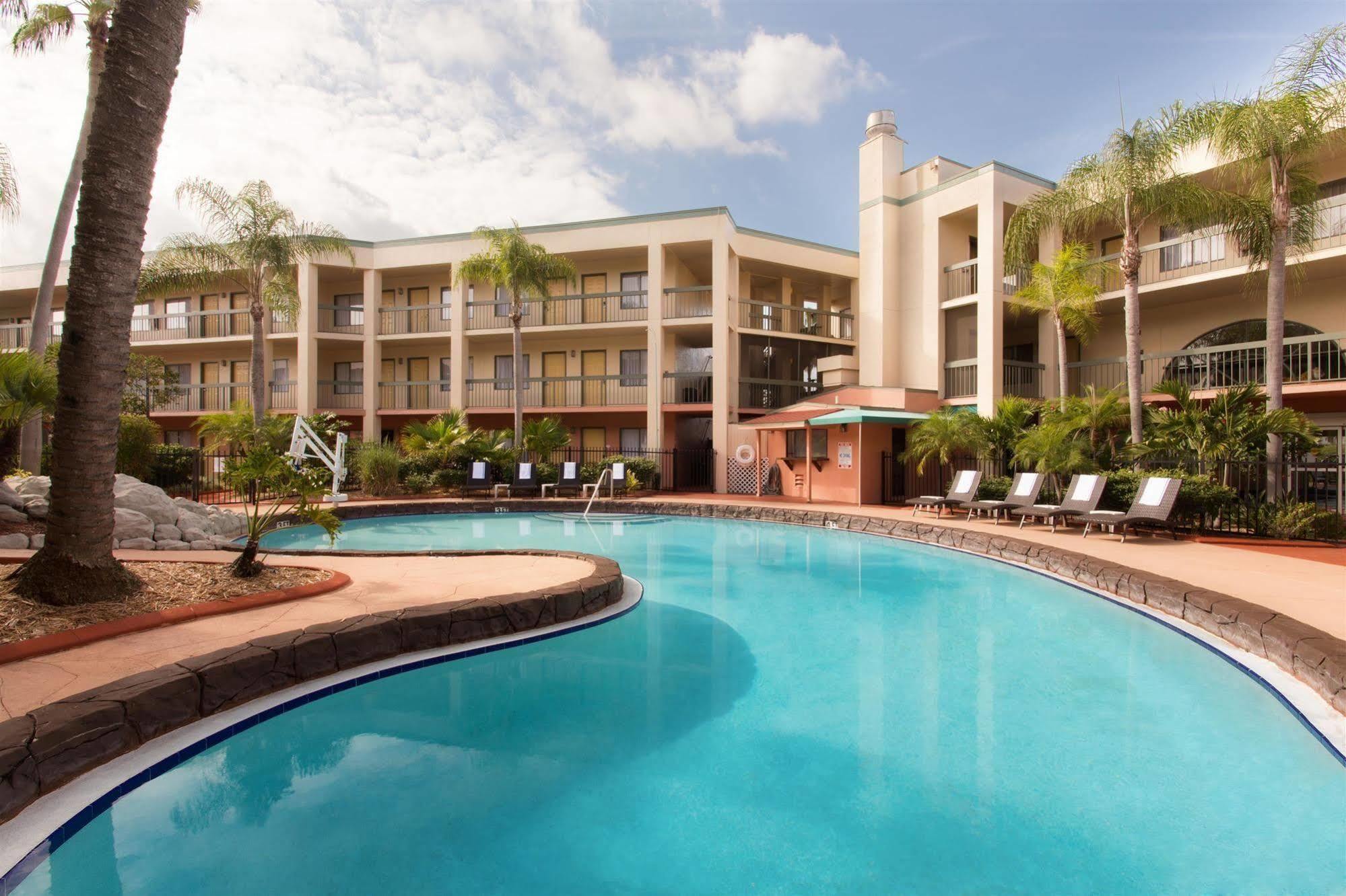 Hotel Baymont By Wyndham Near Busch Gardens Tampa