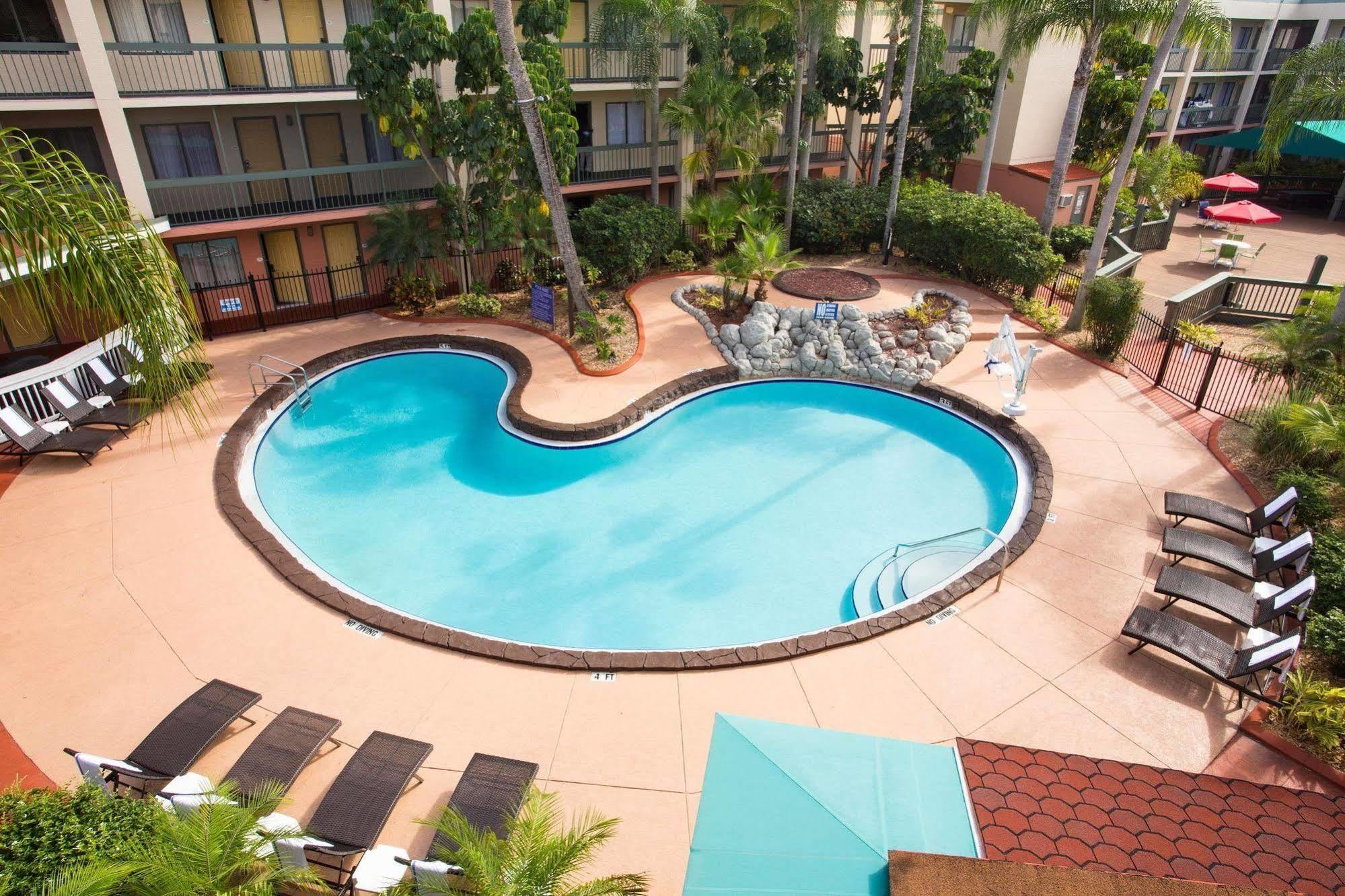 Hotel Baymont By Wyndham Near Busch Gardens Tampa