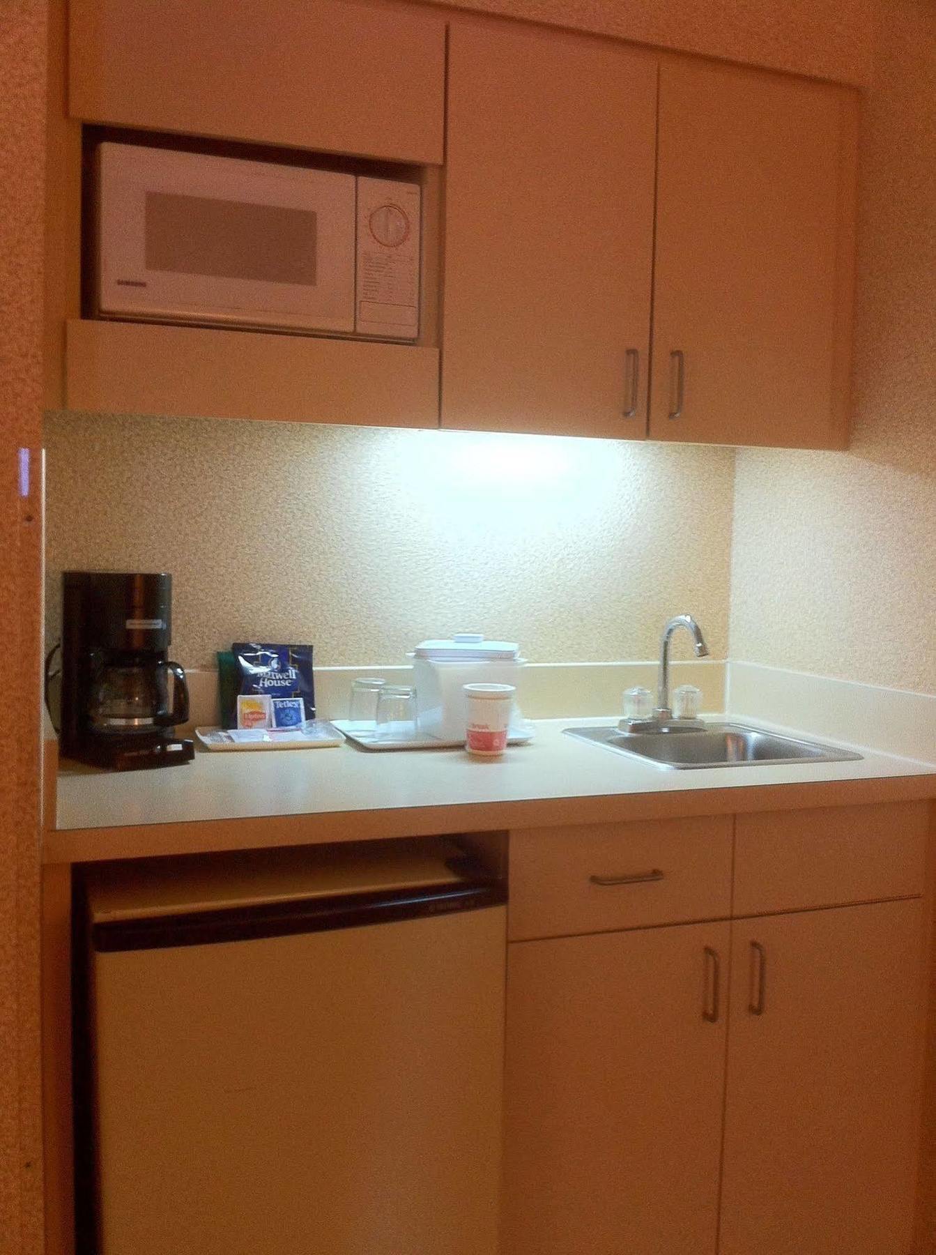 Hotel Ramada By Wyndham Airport- Free Airport Shuttle 3*