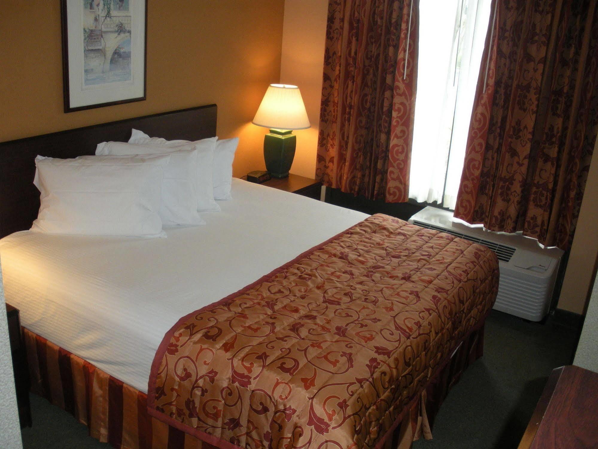 Ramada By Wyndham Airport- Free Airport Shuttle Orlando
