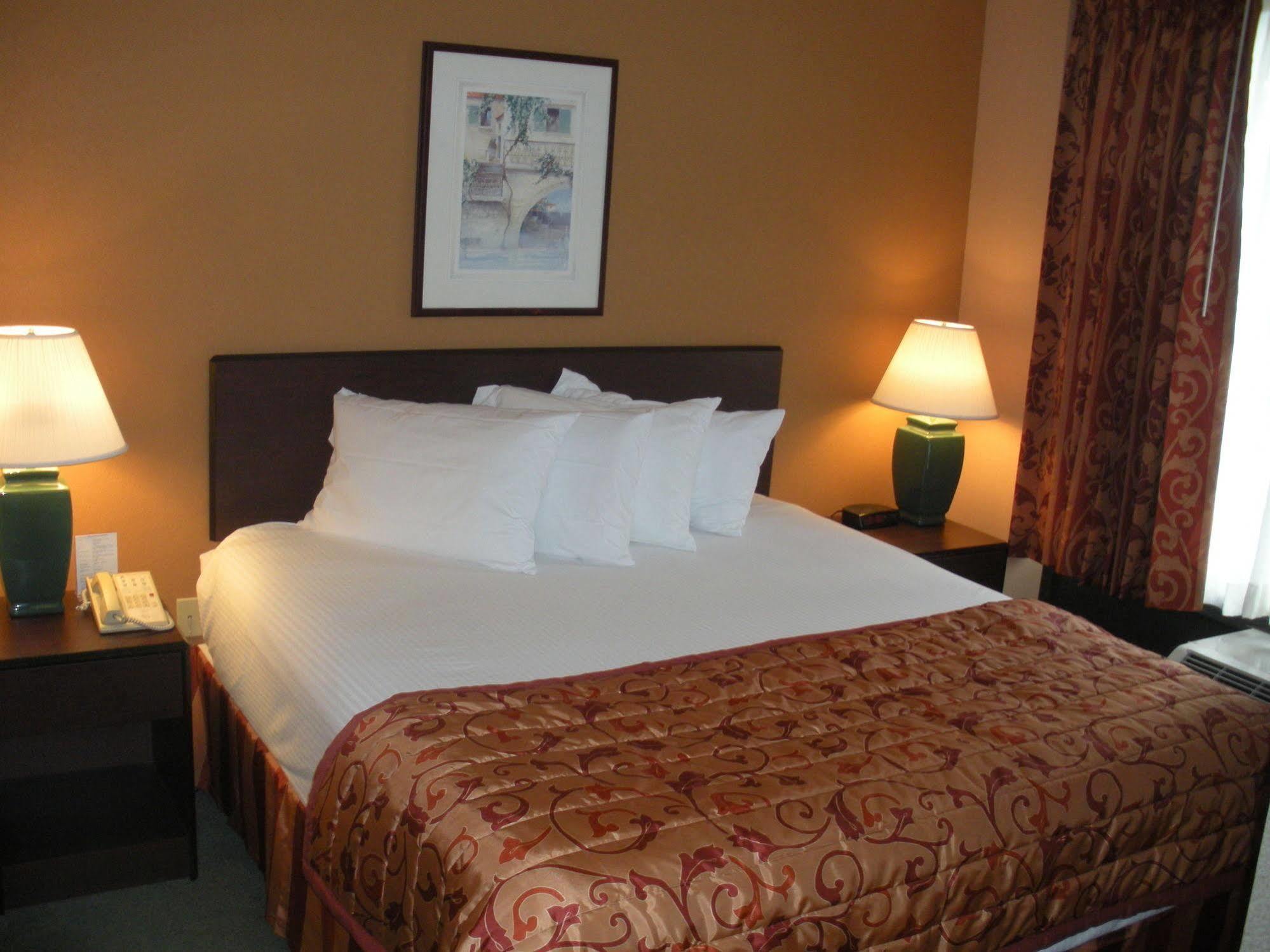 Ramada By Wyndham Airport- Free Airport Shuttle Orlando
