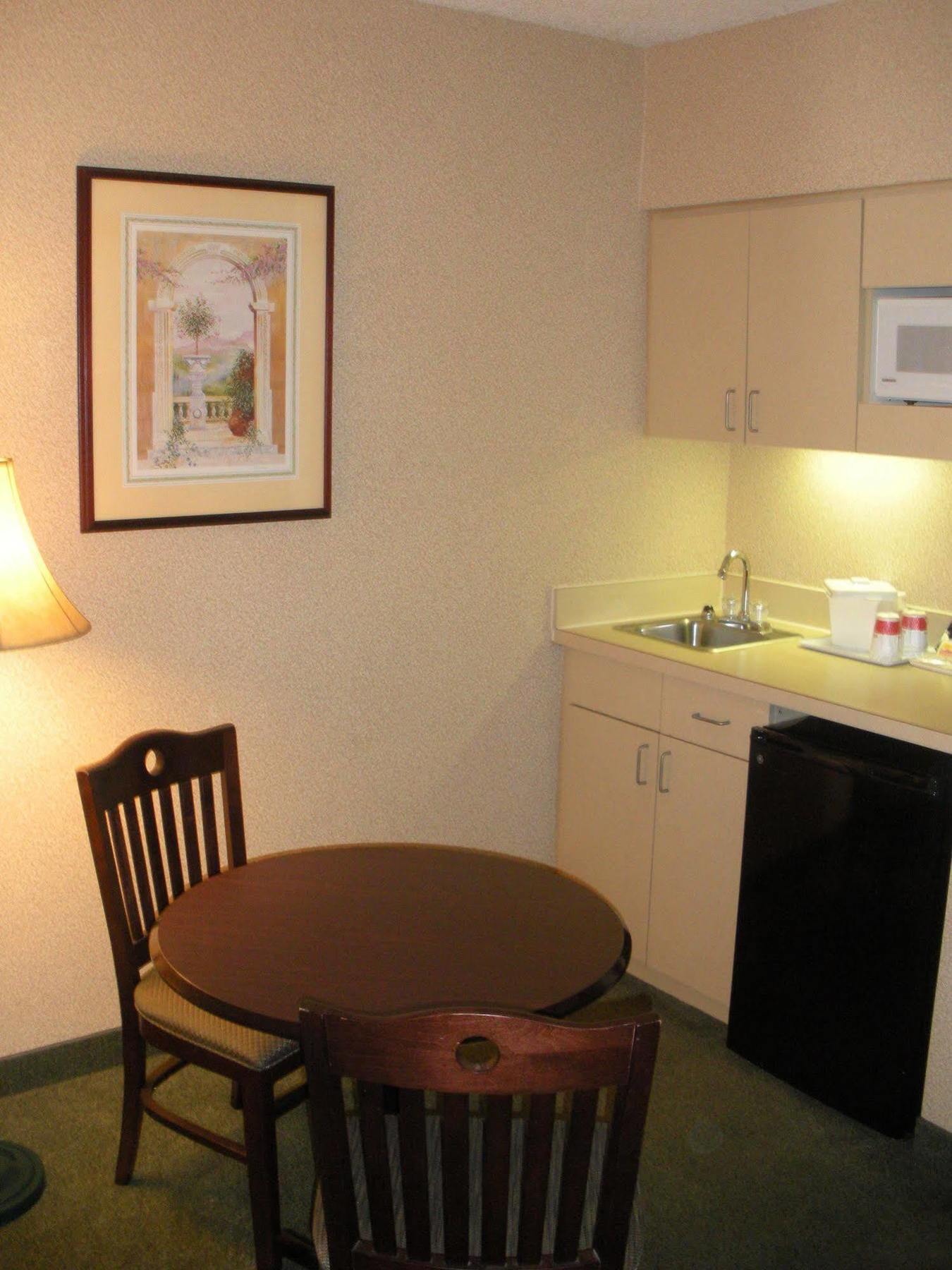 Hotel Ramada By Wyndham Airport- Free Airport Shuttle