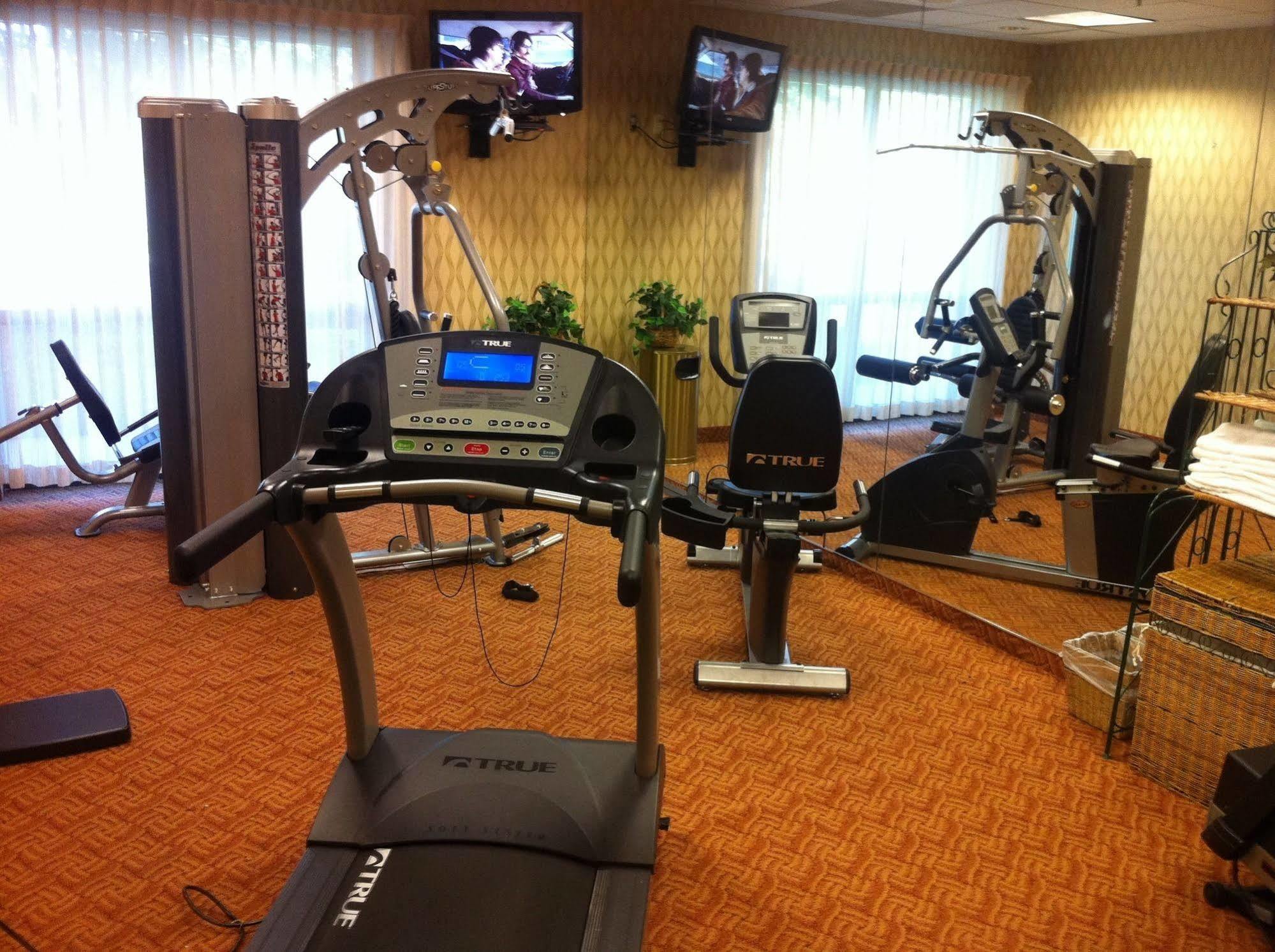 Ramada By Wyndham Airport- Free Airport Shuttle Hotel