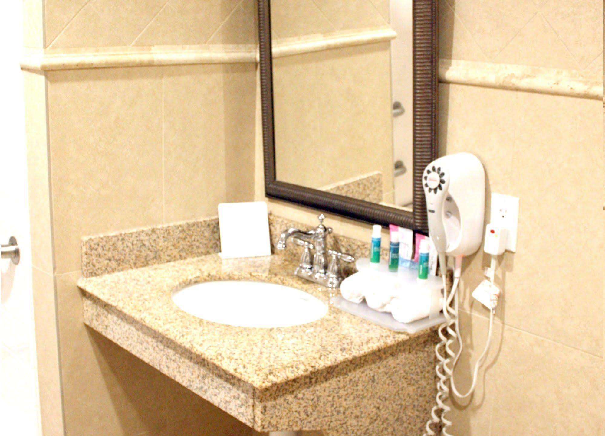 Express & South I-10 By Ihg Hotel
