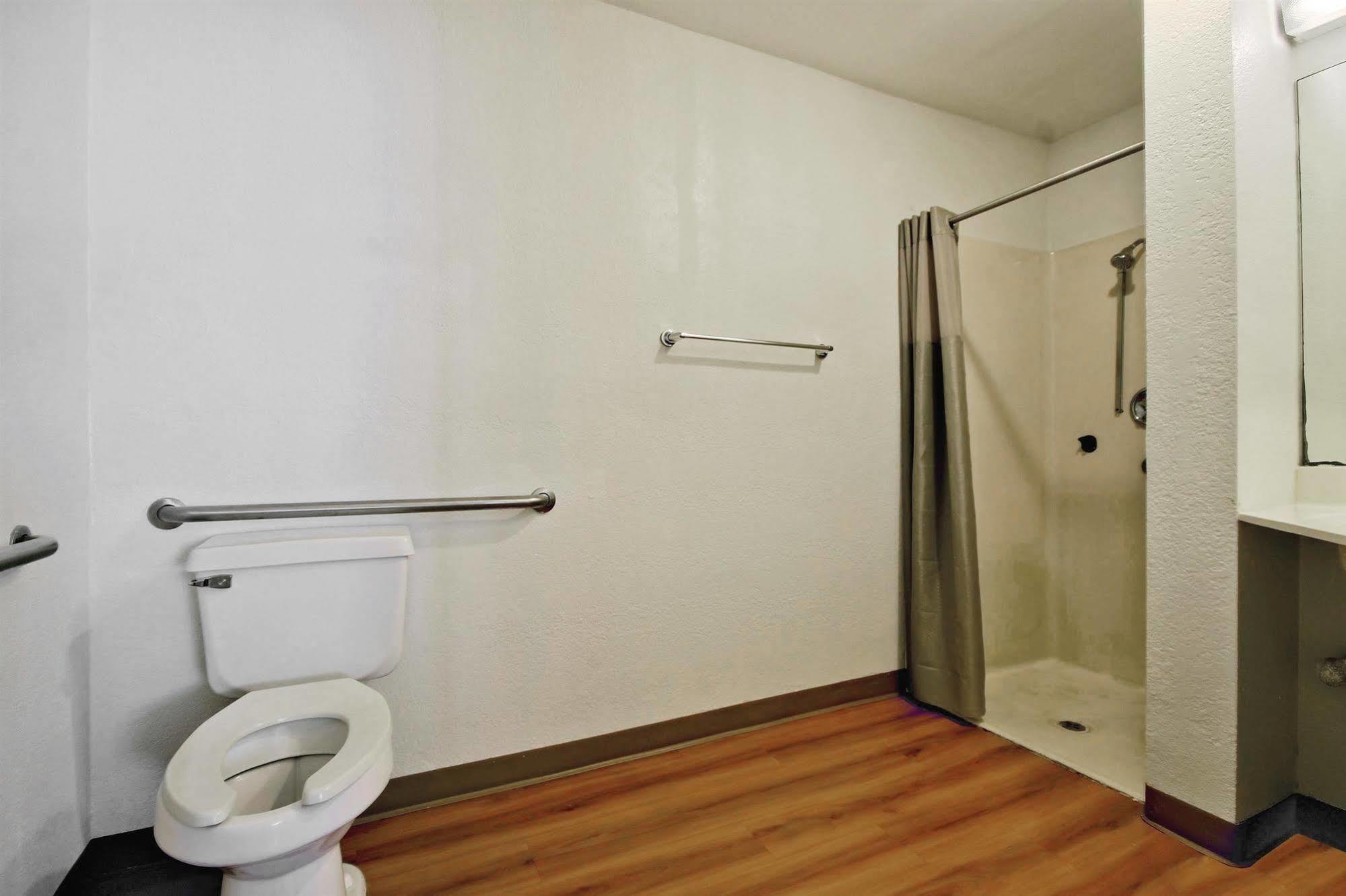 Travelodge By Wyndham Pompano Pompano Beach