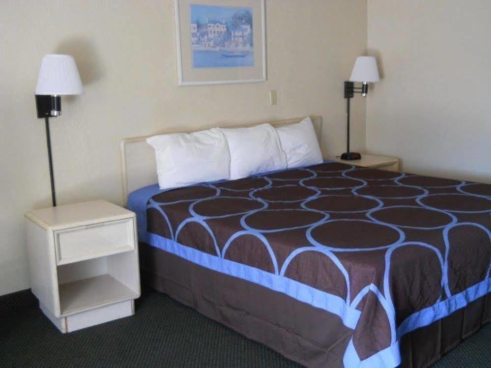 Motel Super 8 By Wyndham West Palm 2*