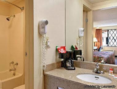 Super 8 By Wyndham West Palm Motel Lantana