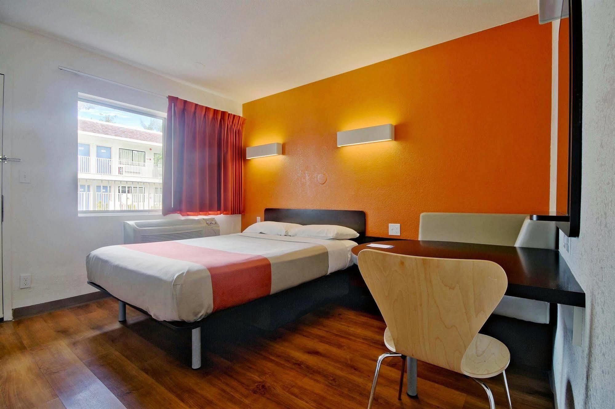 6 Dania Hotel