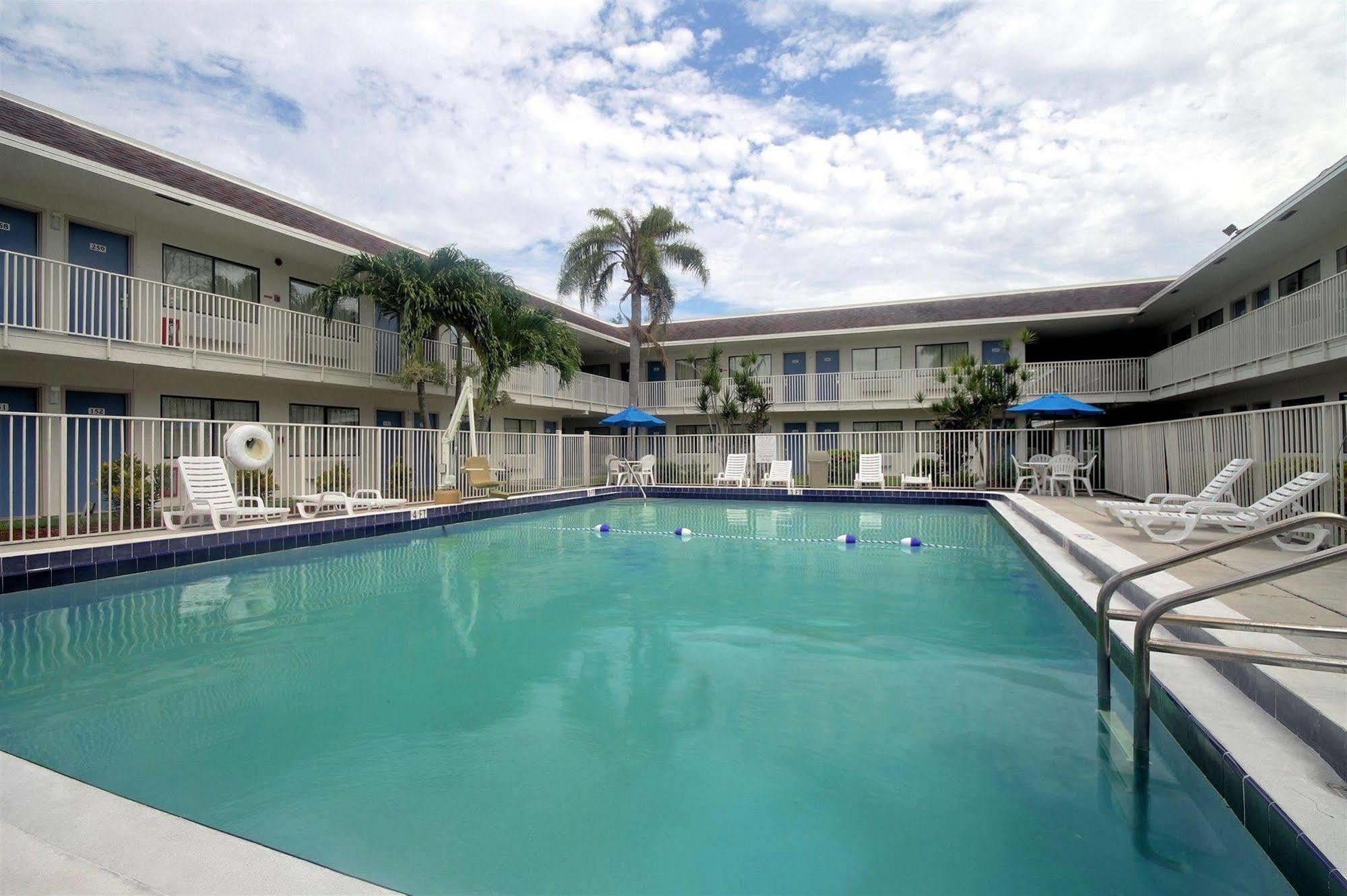 6 Dania Hotel 2*