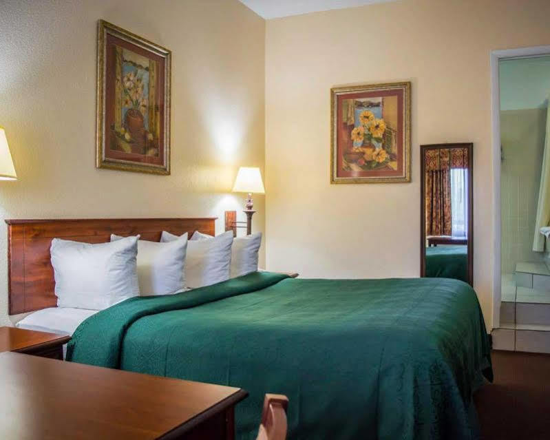 Quality Inn 3*