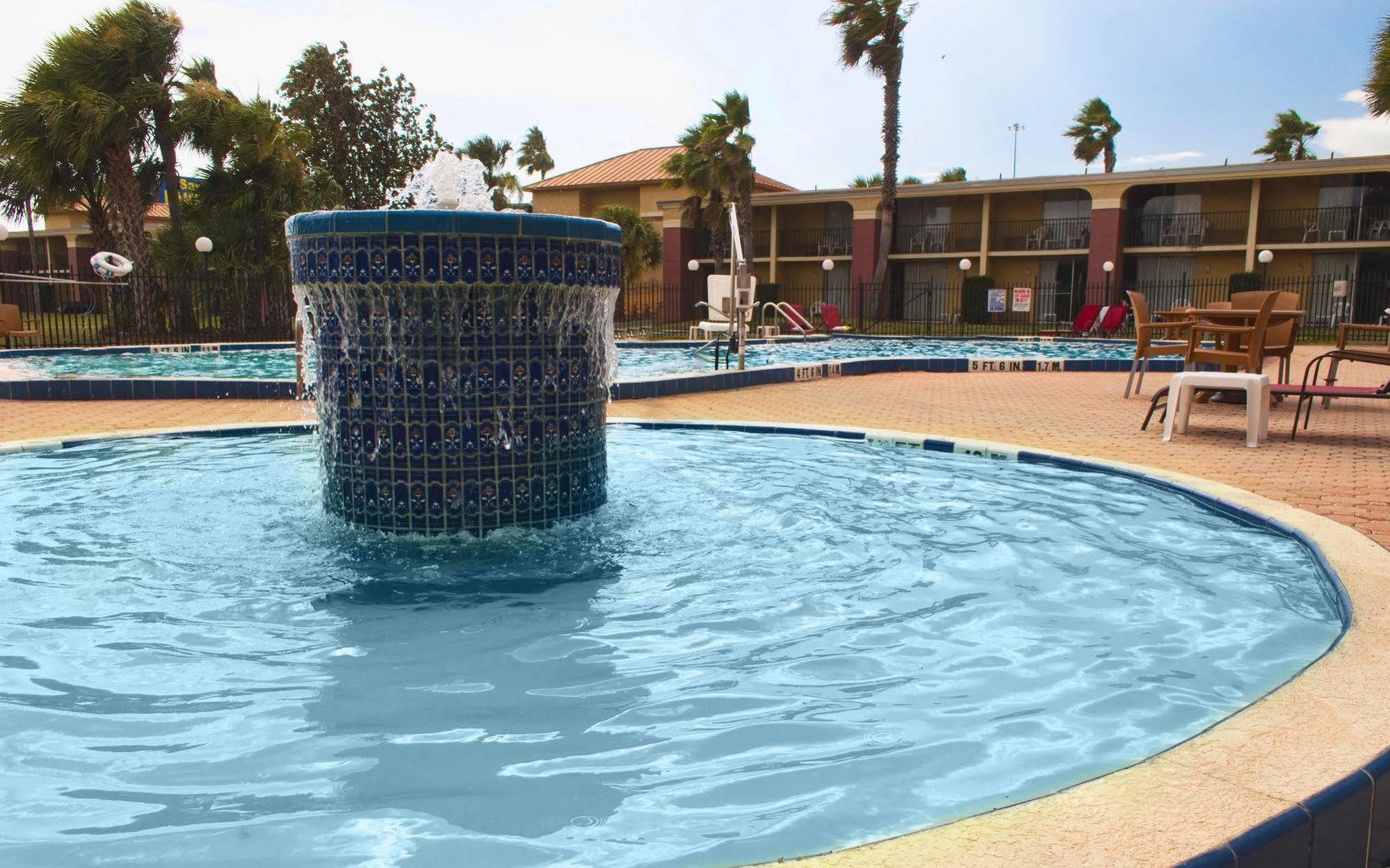 Ramada By Wyndham Orlando South Hotel 3*