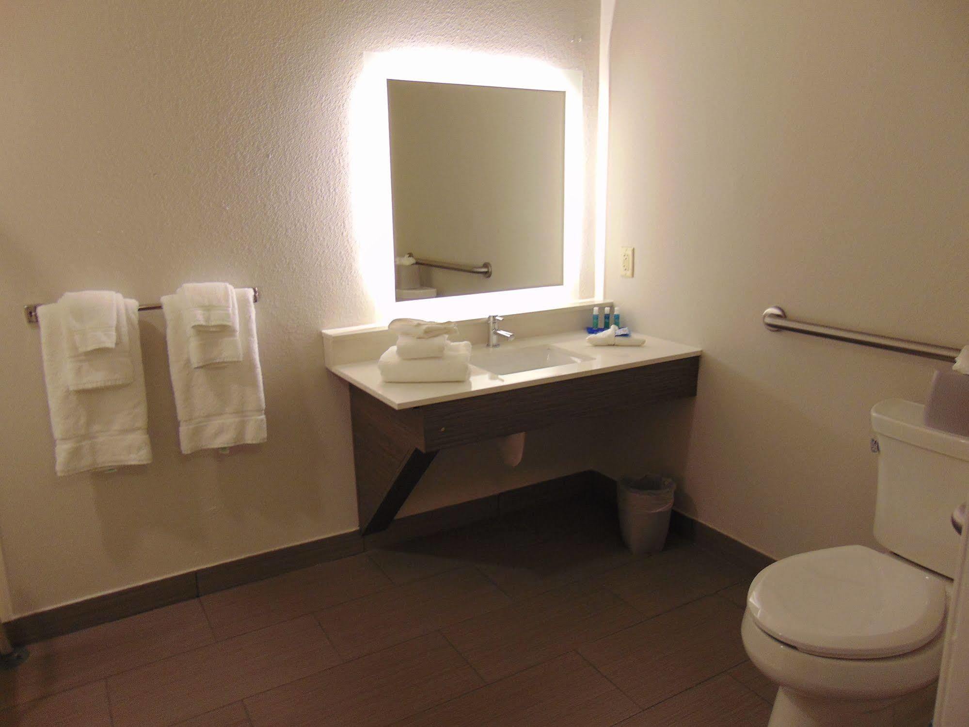 Hotel Express & Boynton West By Ihg