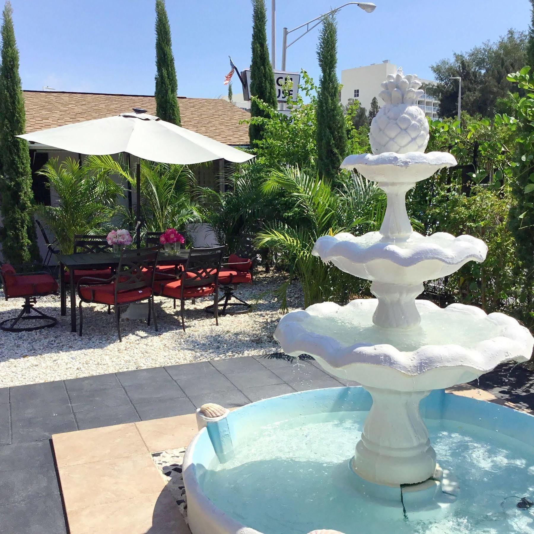 Hotel Beach House Cabanas Treasure Island