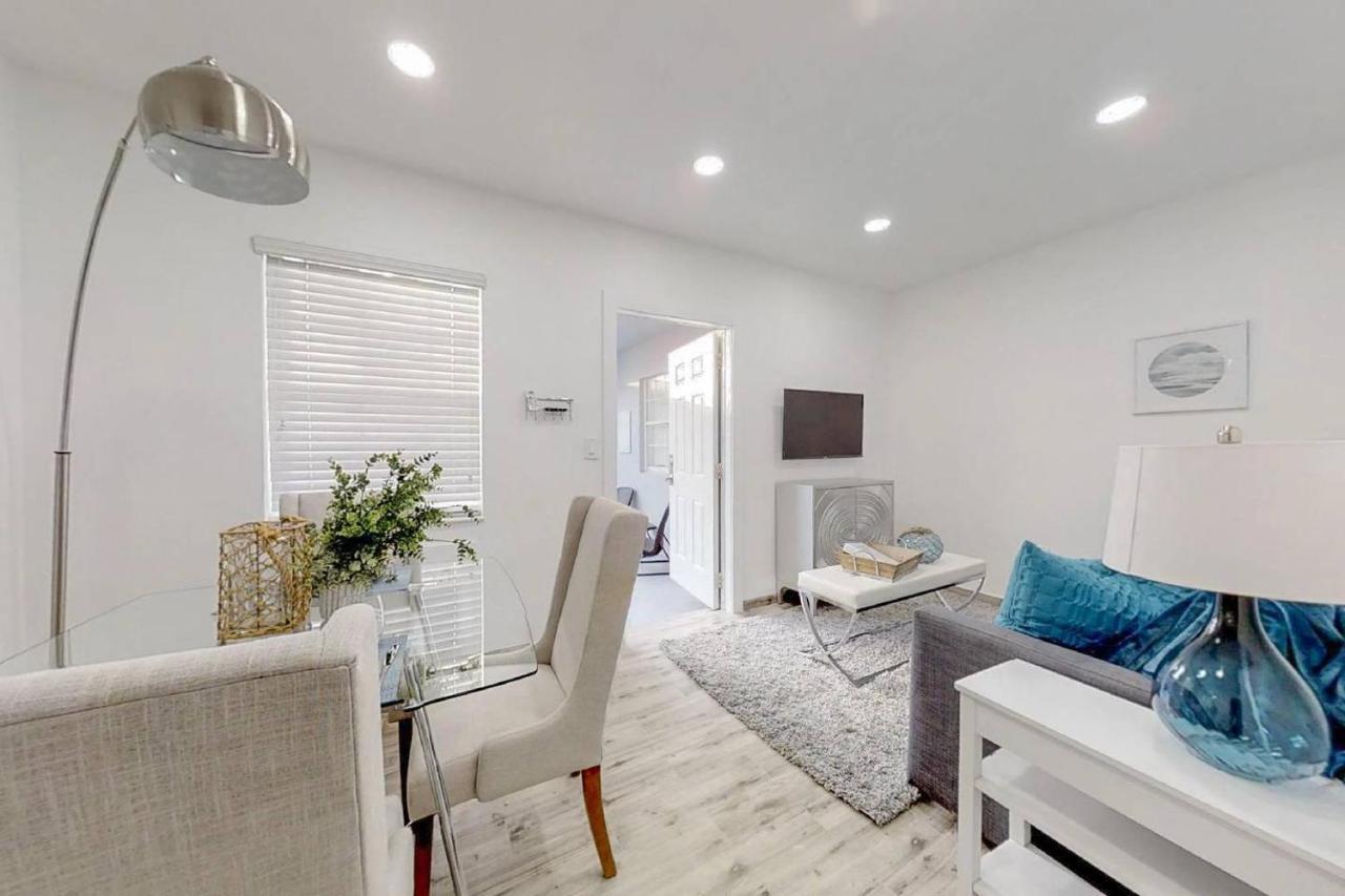 Chic 1 Bedroom W Parking Space & Walk To The #6 Hollywood