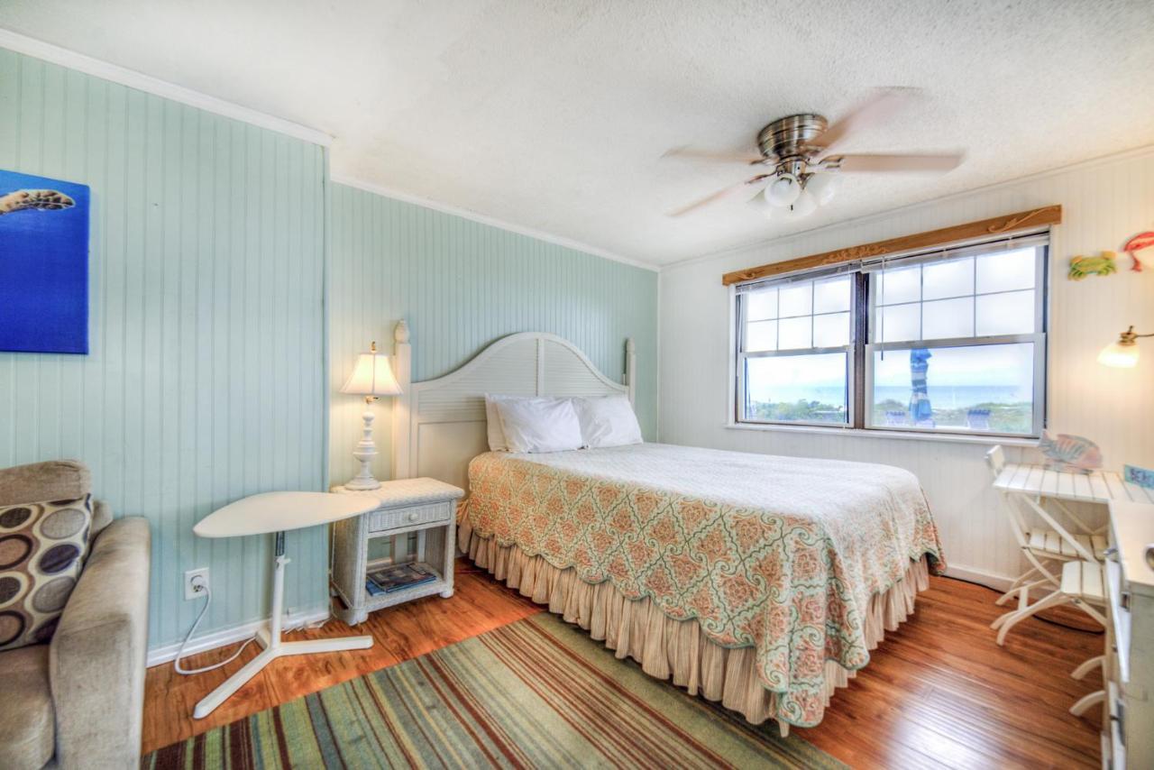 Sun N Fun Beachfront Vacation Apartment *
