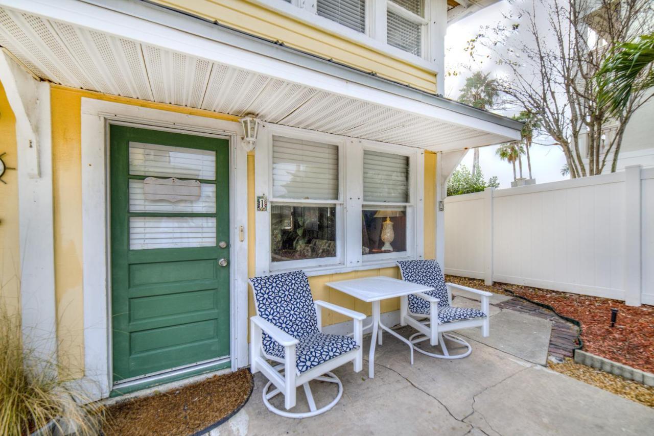 Sun N Fun Beachfront Vacation Apartment *