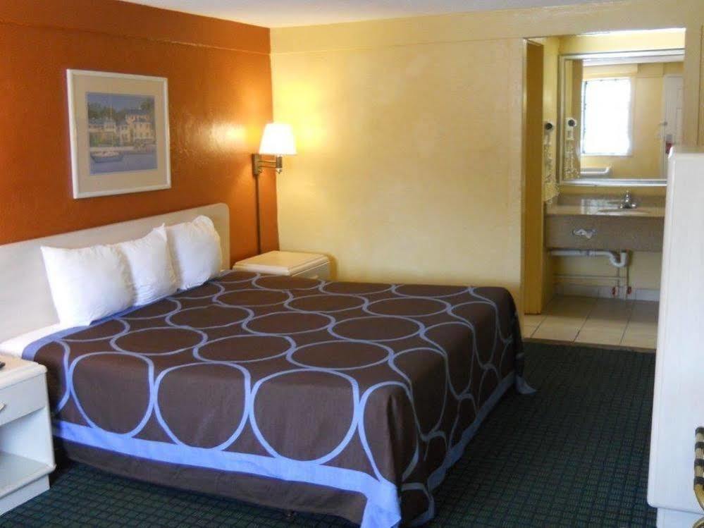 Super 8 By Wyndham West Palm 2*