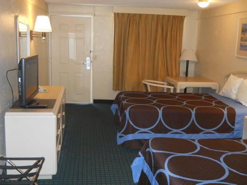 Super 8 By Wyndham West Palm 2*