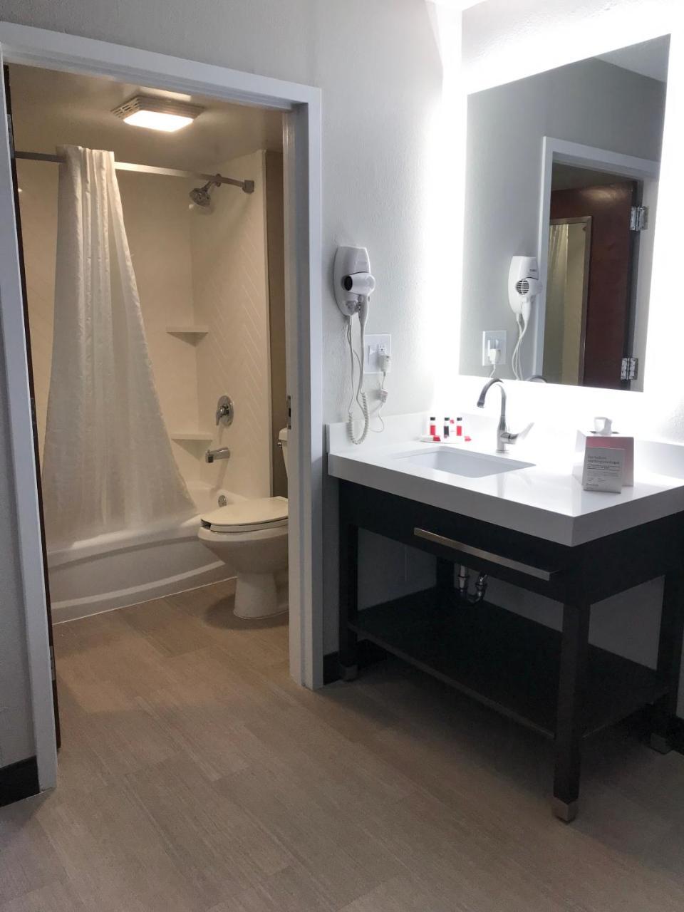 Ramada By Wyndham Airport- Free Airport Shuttle Orlando