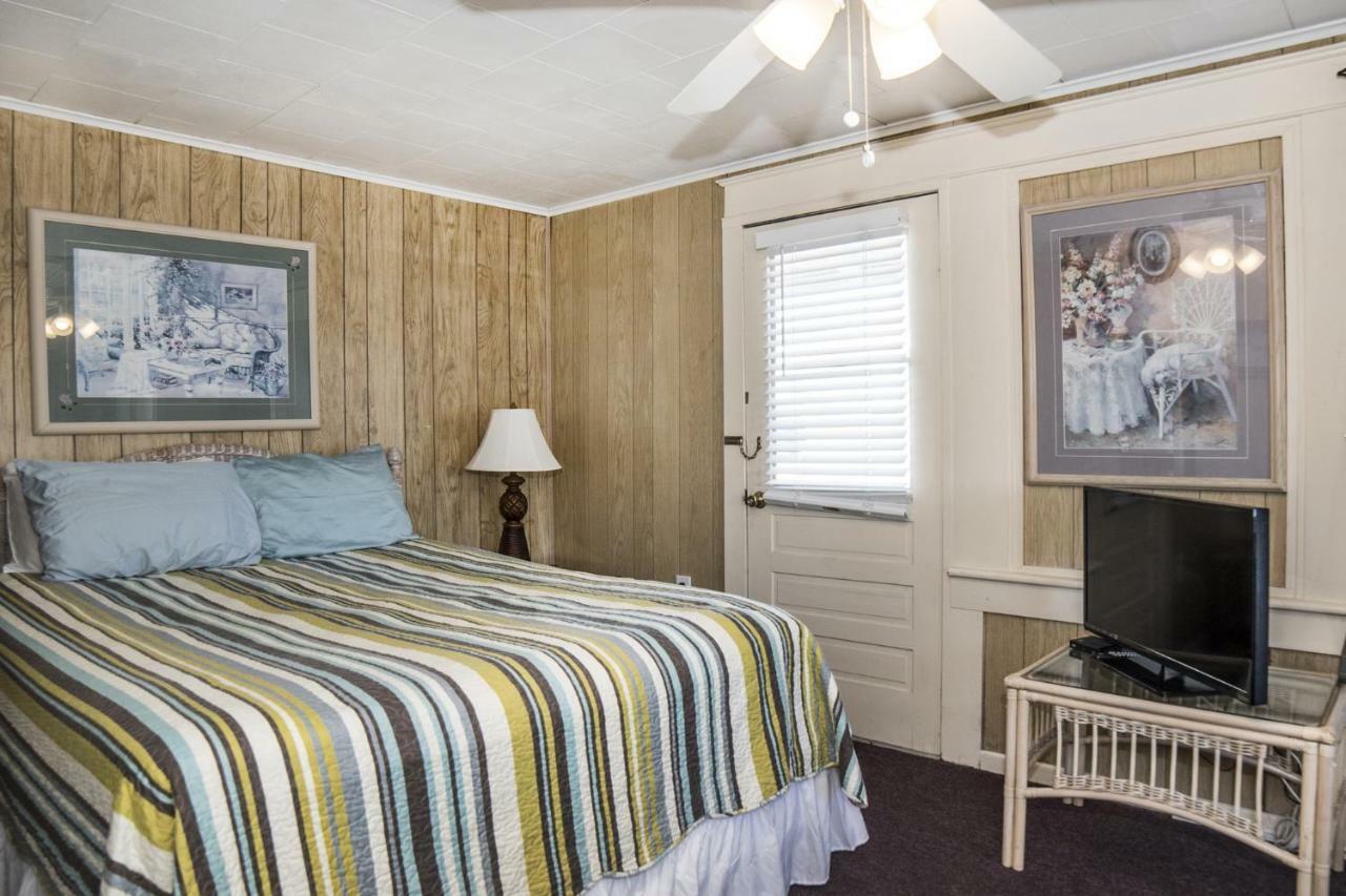 Sun N Fun Beachfront Vacation Apartment *