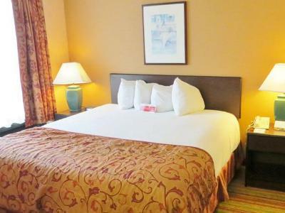 Ramada By Wyndham Airport- Free Airport Shuttle 3*